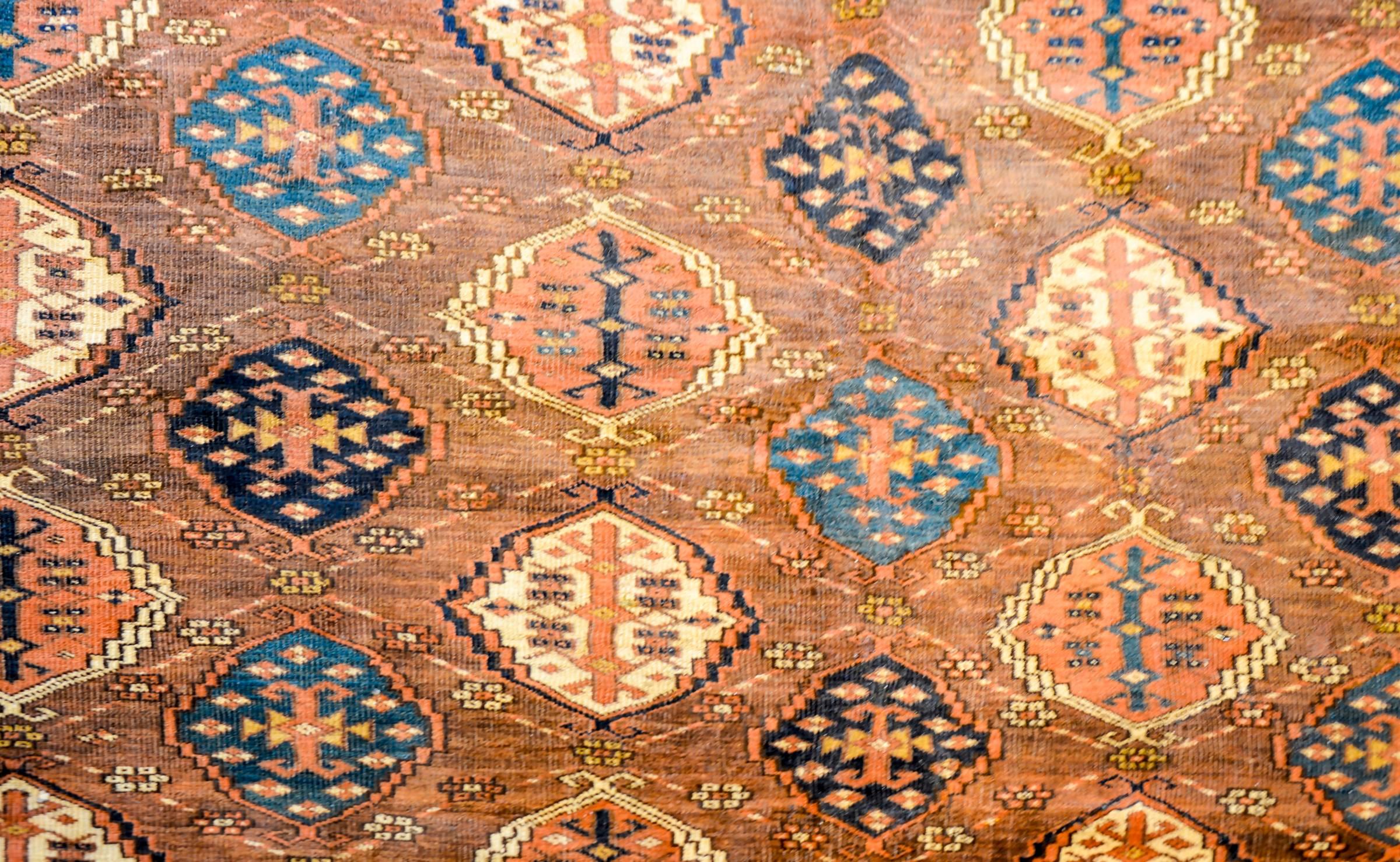 Un incredibile tappeto Tekeh persiano della fine del XIX secolo con un meraviglioso motivo a medaglione all-over tessuto in arancione bruciato, oro e indaco chiaro e scuro tinto al vegetale su un fantastico sfondo arancione. La borra è meravigliosa