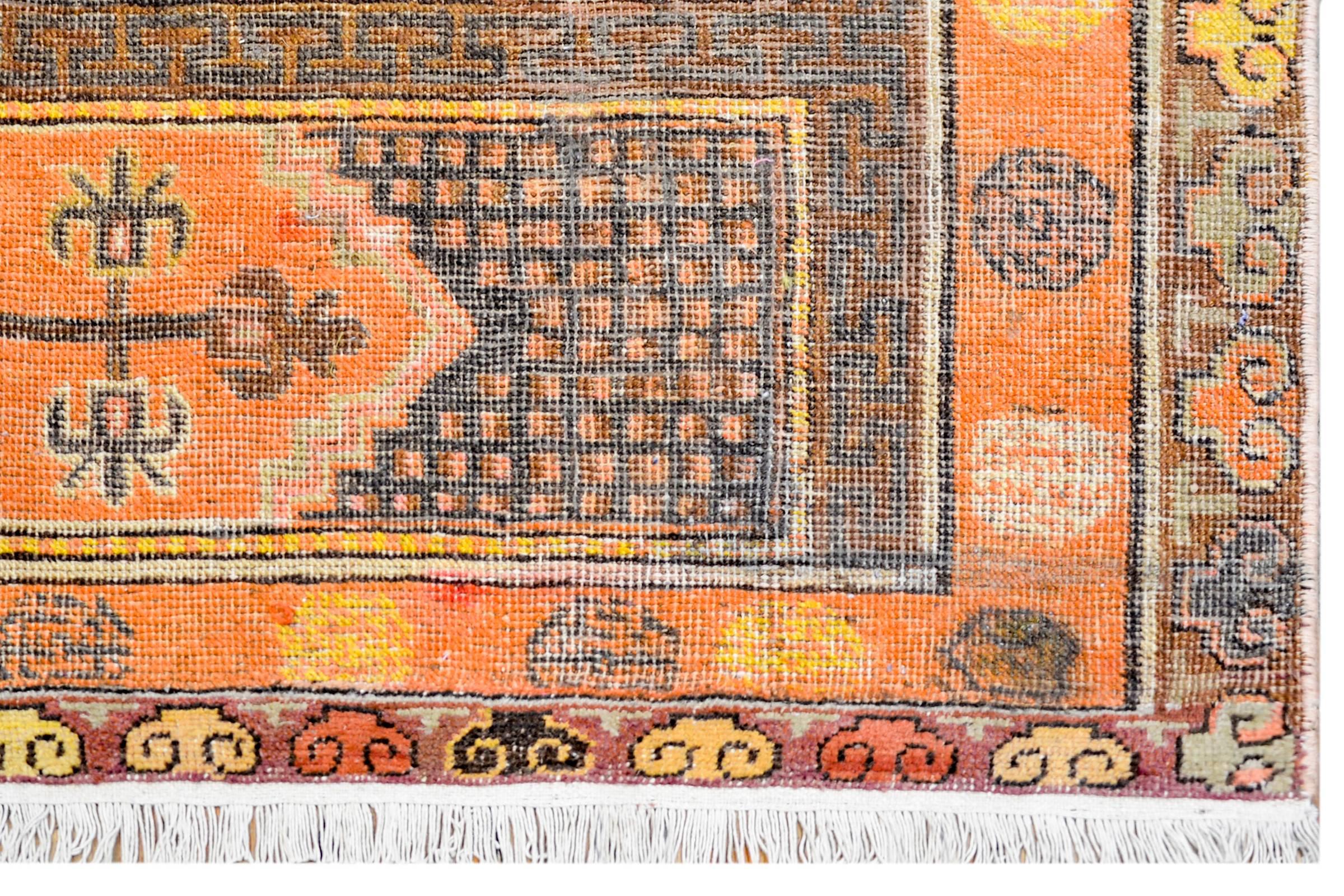 Tintura vegetale Tappeto Khotan unico dei primi del Novecento in vendita