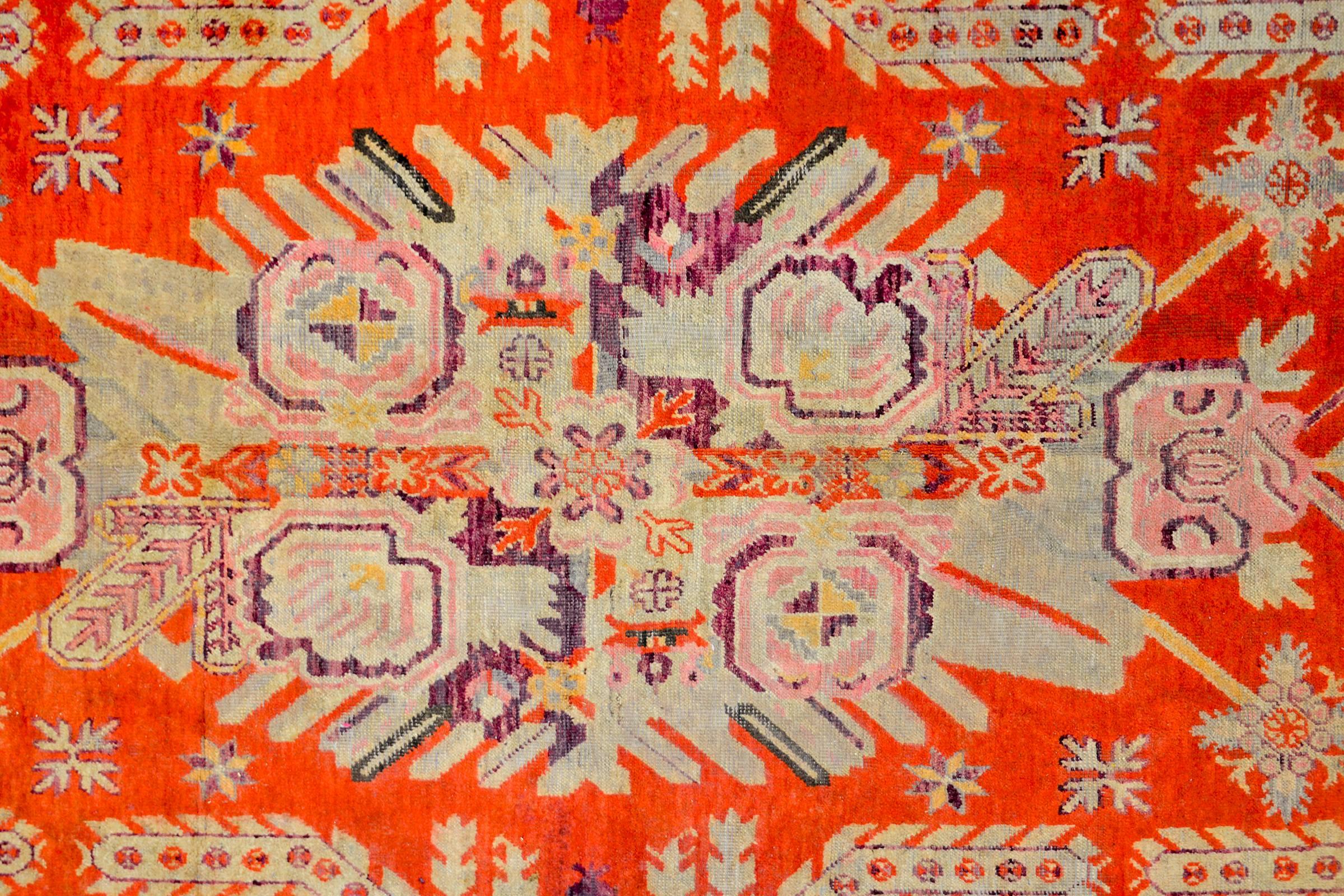 Ein außergewöhnlicher zentralasiatischer Samarghand-Teppich aus dem frühen 20. Jahrhundert von einzigartiger Größe und Musterung mit einem unglaublichen, gespiegelten, großformatigen Blumenmedaillon aus purpurroter, violetter, rosa, schwarzer und