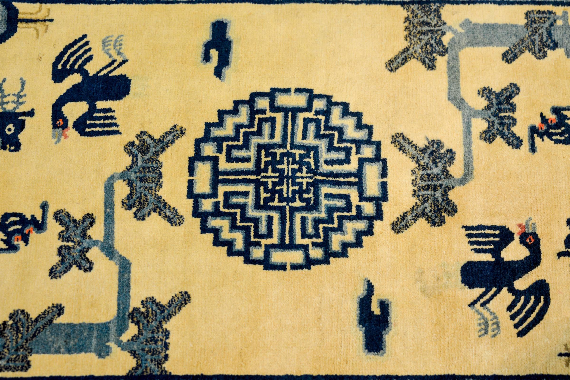 Fantastique tapis chinois de Pékin datant de la fin du 19e siècle, avec un grand médaillon central stylisé en forme de personnage Shou, flanqué d'images en miroir d'un cerf sous un arbre, avec un phénix et une chauve-souris volant au-dessus, le tout
