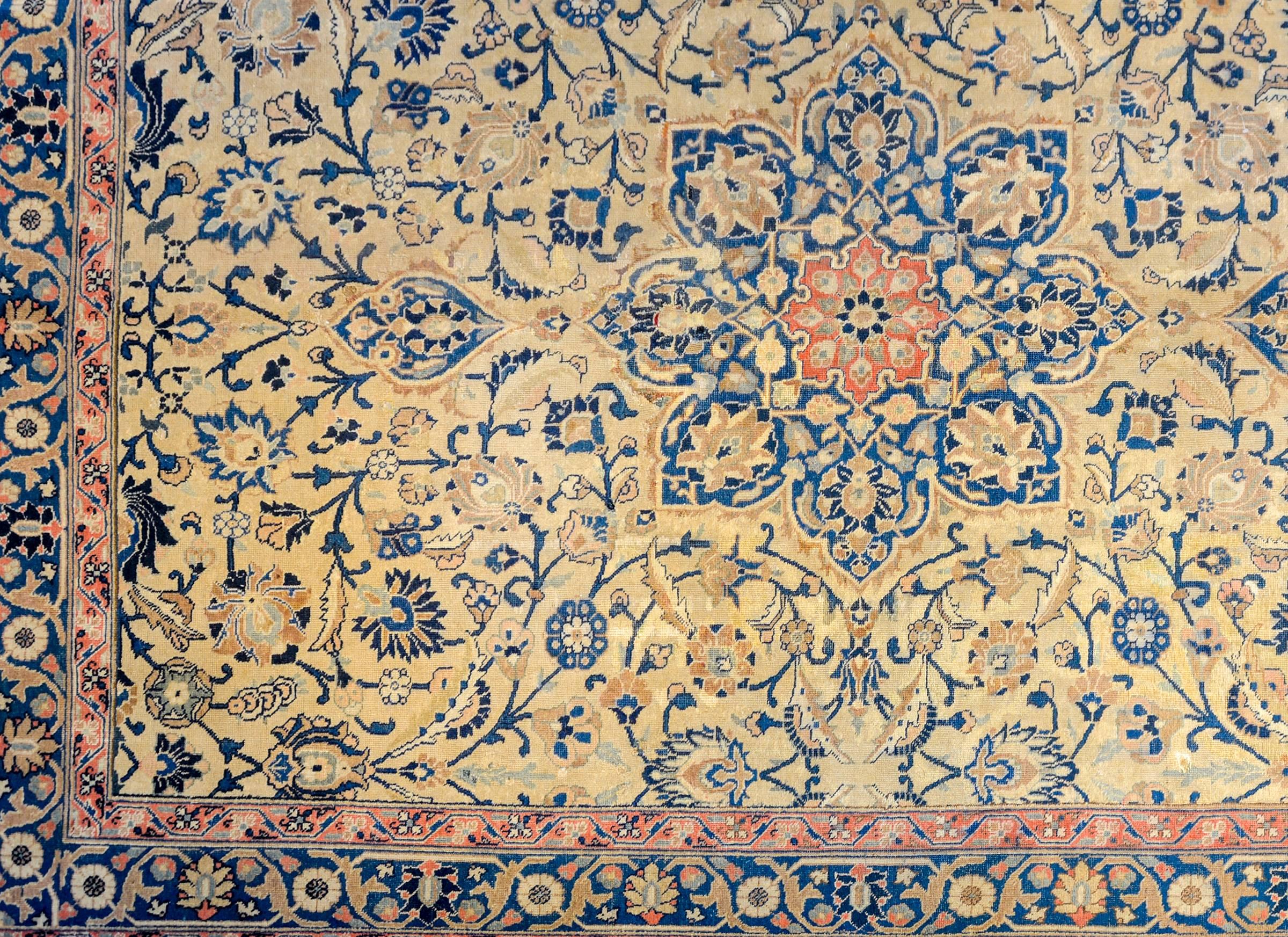 Eine wunderbare frühen 20. Jahrhundert persischen Täbriz Teppich mit einem fantastischen Muster der komplizierten und dicht gewebten Muster mit einem großen zentralen Medaillon inmitten eines Feldes von Blumen und Ranken scrolling gewebt in hellen
