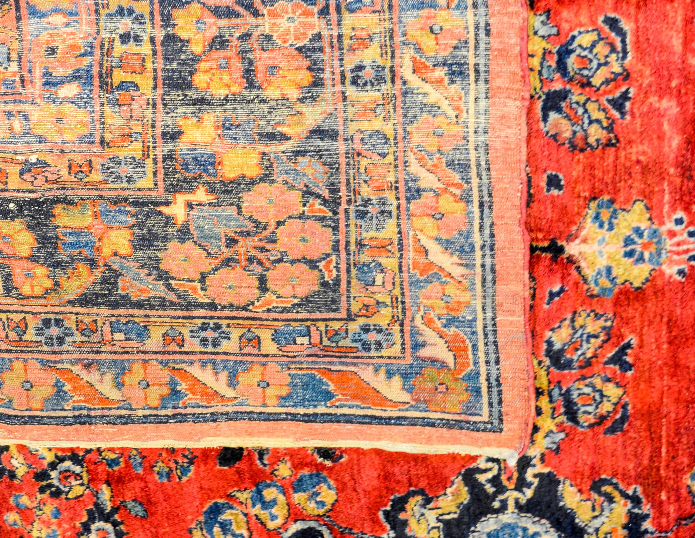 Ein außergewöhnlicher Lilihan-Teppich aus dem frühen 20. Jahrhundert mit einem traditionellen, gespiegelten Blumenmuster aus heller und dunkler indigoblauer und natürlicher Wolle auf einem cranberryfarbenen Hintergrund. Die Bordüre ist komplex mit
