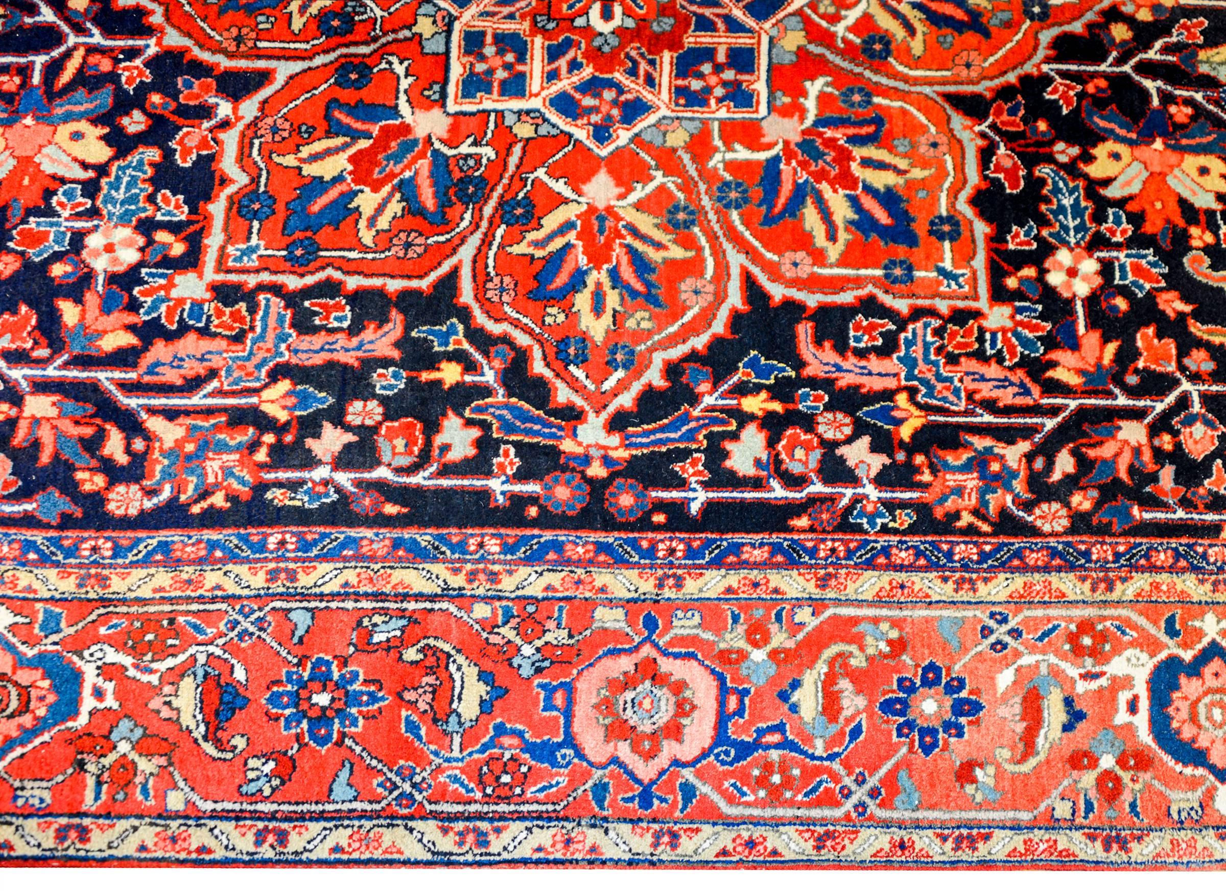 Atemberaubender Heriz Teppich im Vintage-Stil (Pflanzlich gefärbt) im Angebot