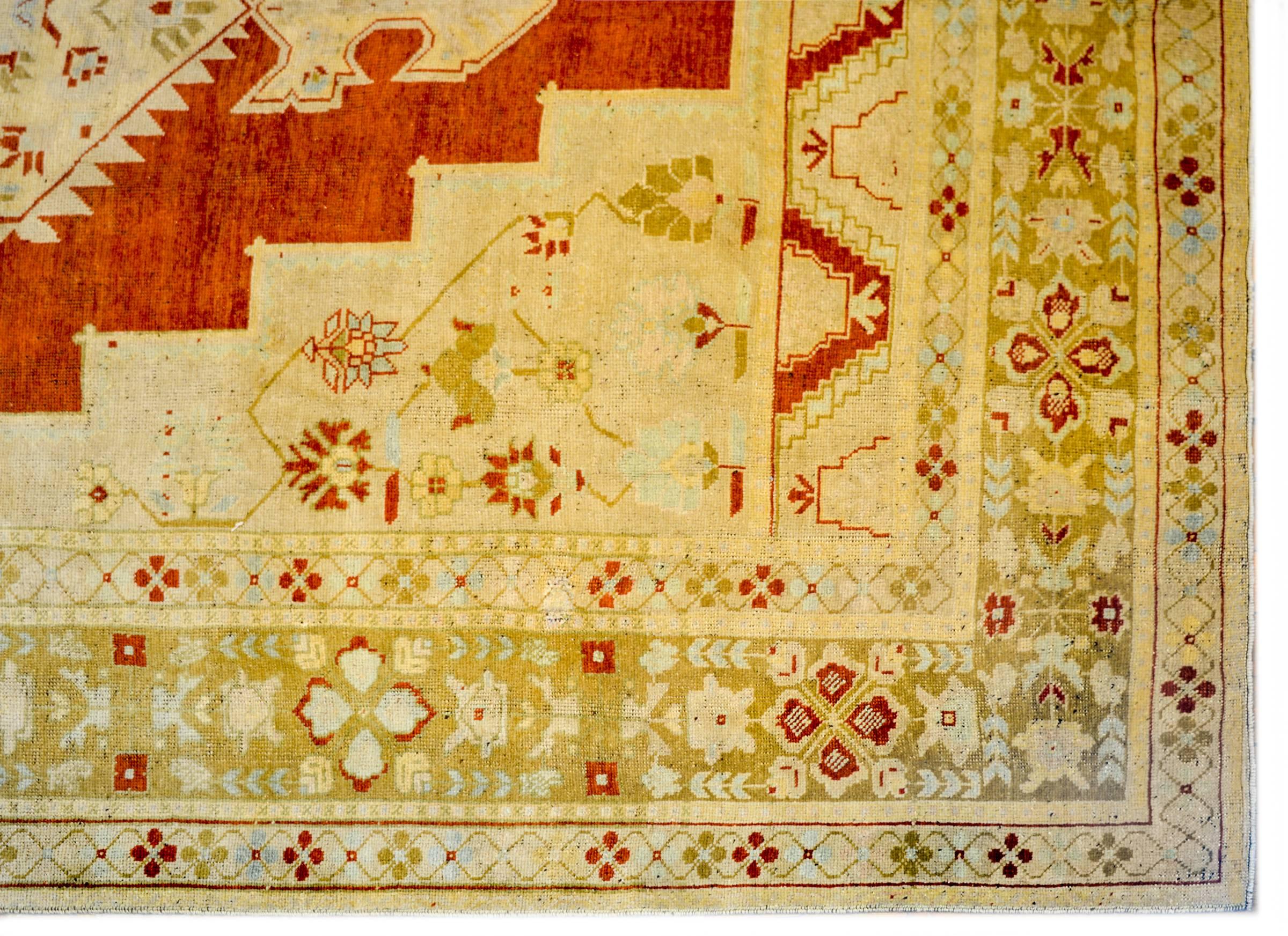 Türkischer Oushak-Teppich im Vintage-Stil im Zustand „Gut“ im Angebot in Chicago, IL