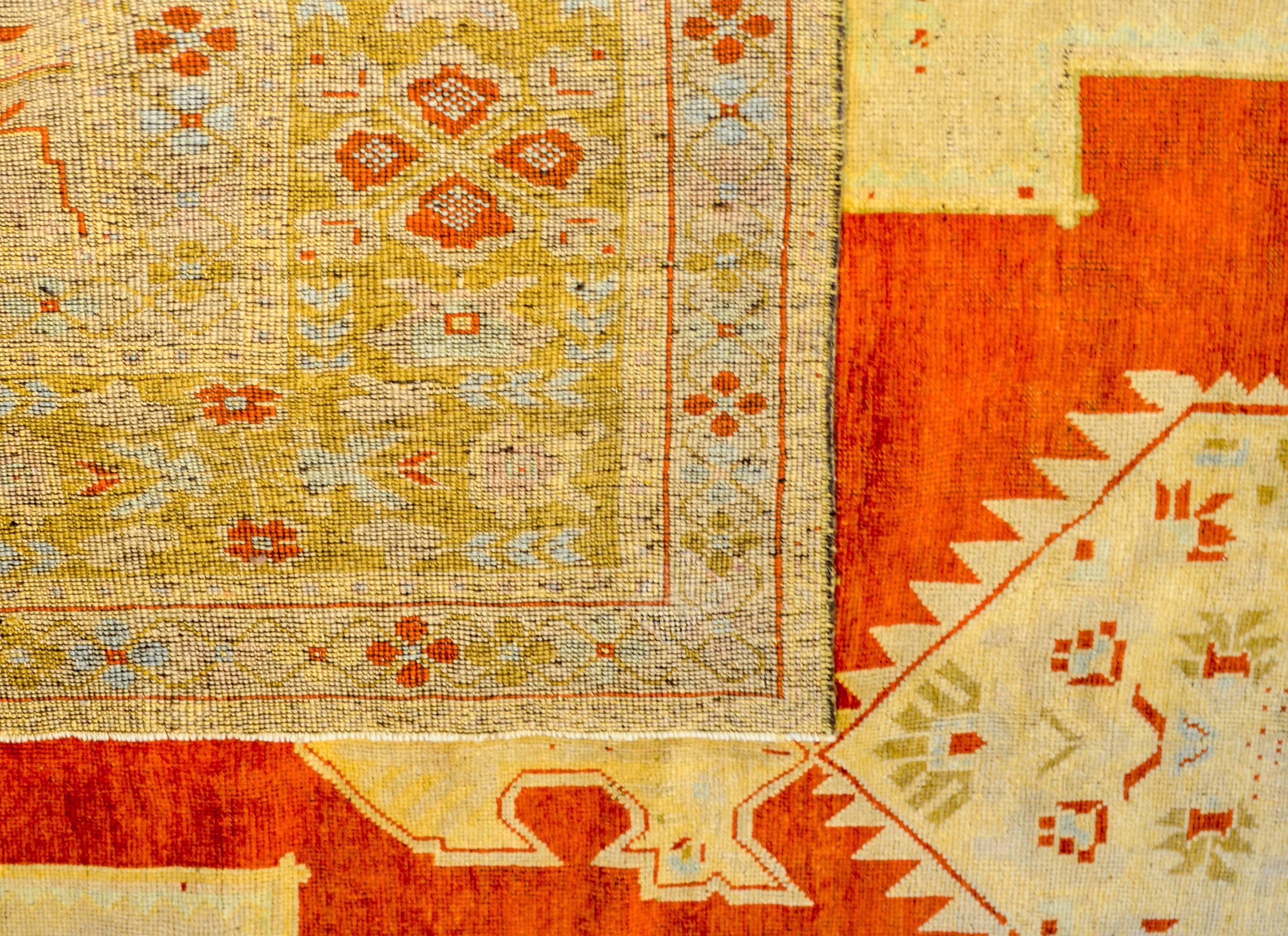 Türkischer Oushak-Teppich im Vintage-Stil (Wolle) im Angebot