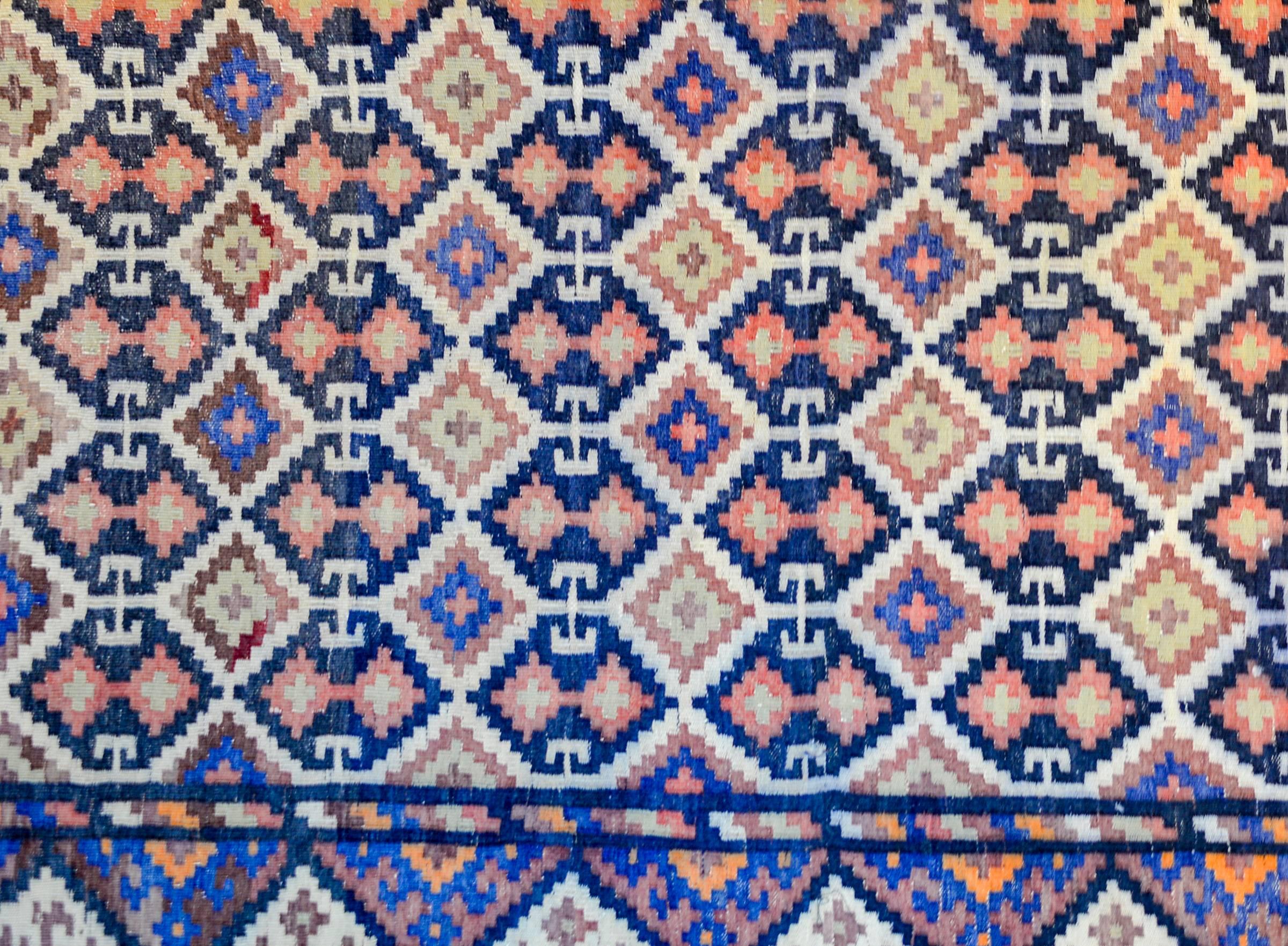 Amazing Early 20th Century Saveh Kilim Rug In Good Condition For Sale In Chicago, IL
