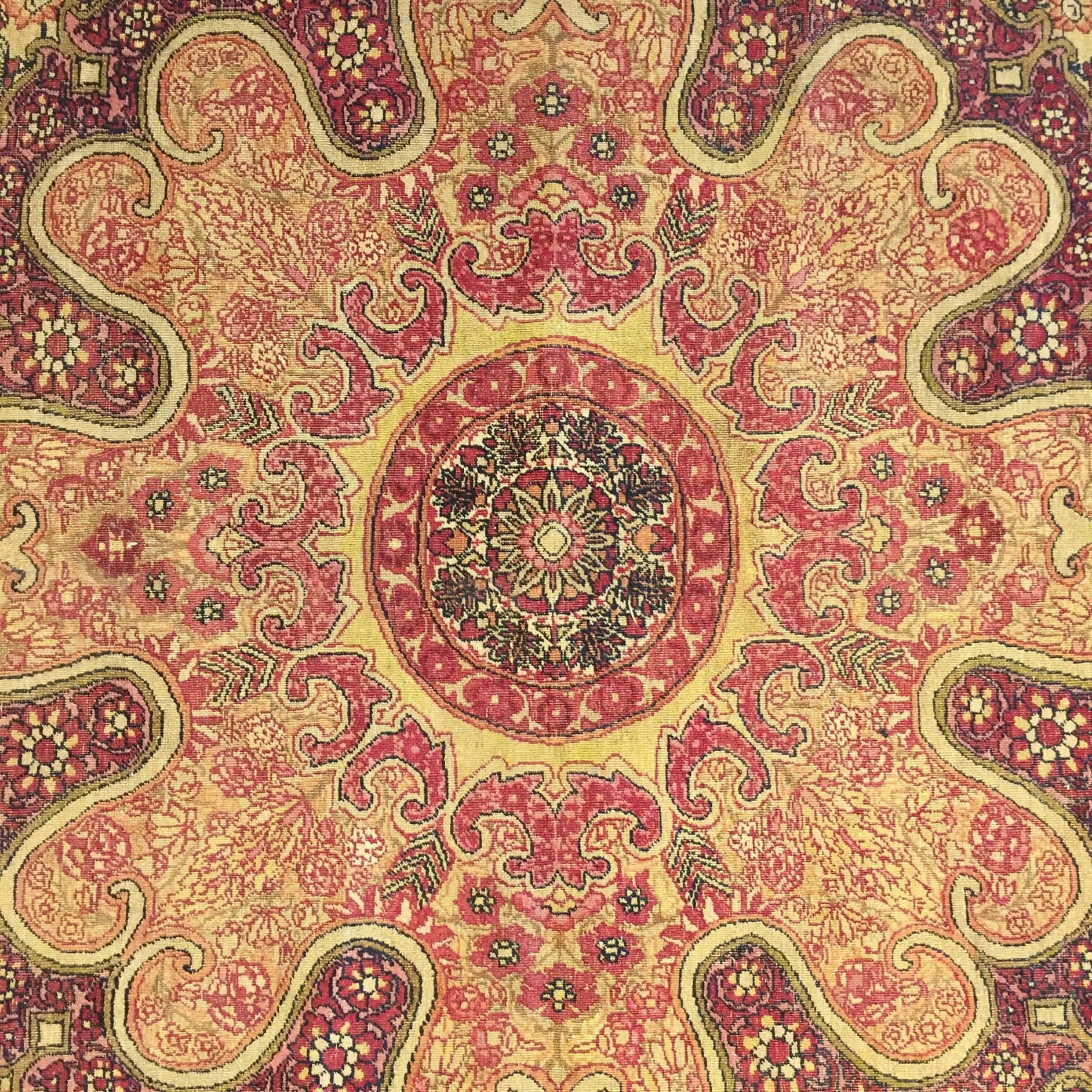Ein erstaunlicher persischer Lavar-Kirman-Teppich aus dem späten 19. Jahrhundert mit einem schönen zentralen Medaillon inmitten eines intensiv gewebten Blumenfeldes, umgeben von mehreren komplementären Blumenborten.