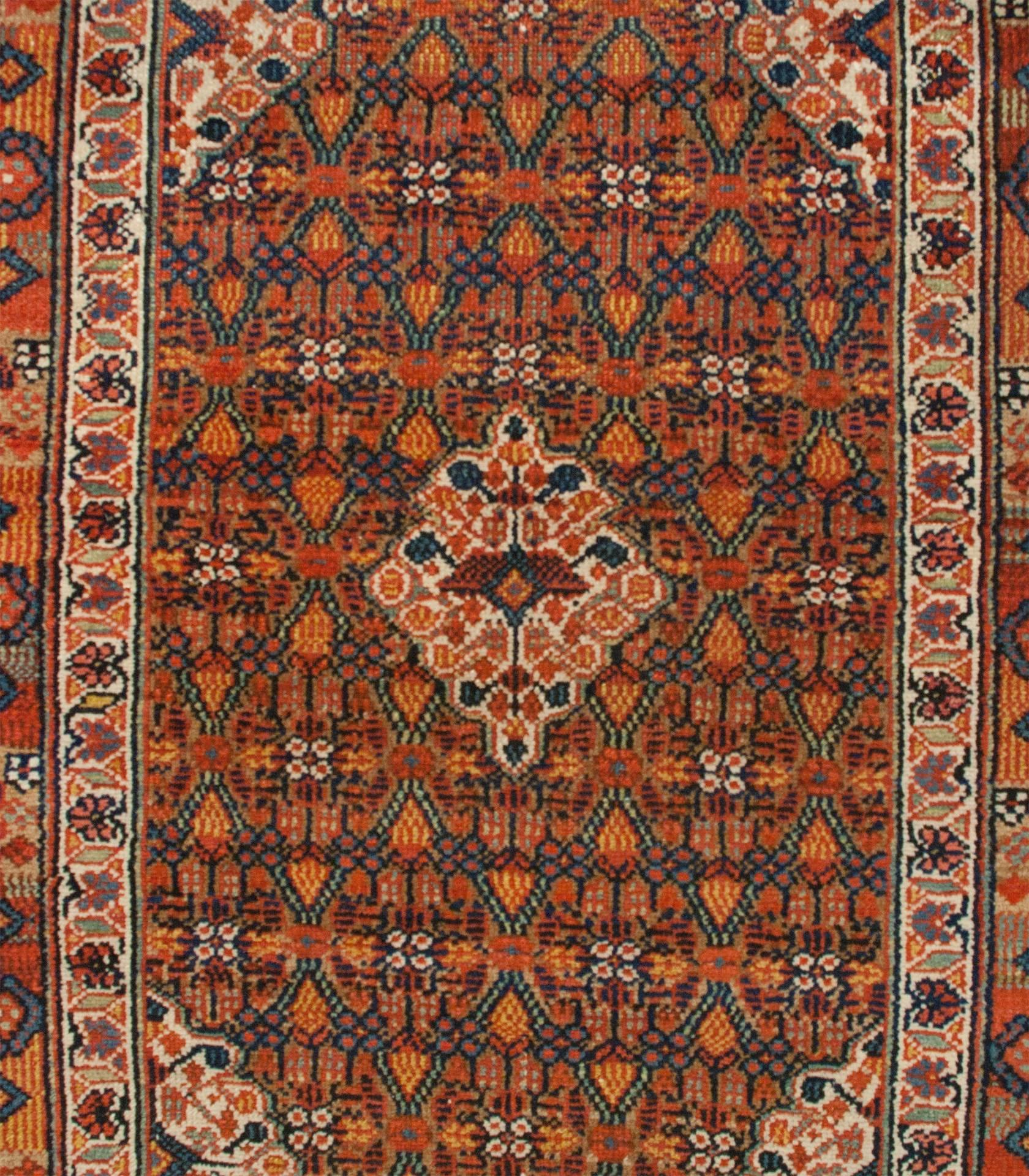 Ein erstaunlicher persischer Serab-Kamelhaar-Läufer aus dem 19. Jahrhundert mit einem intensiv gewebten mehrfarbigen Gitterfeld, das von einer kontrastierenden Blumenbordüre und einer weiteren mehrfarbigen geometrischen Bordüre umgeben ist, die alle