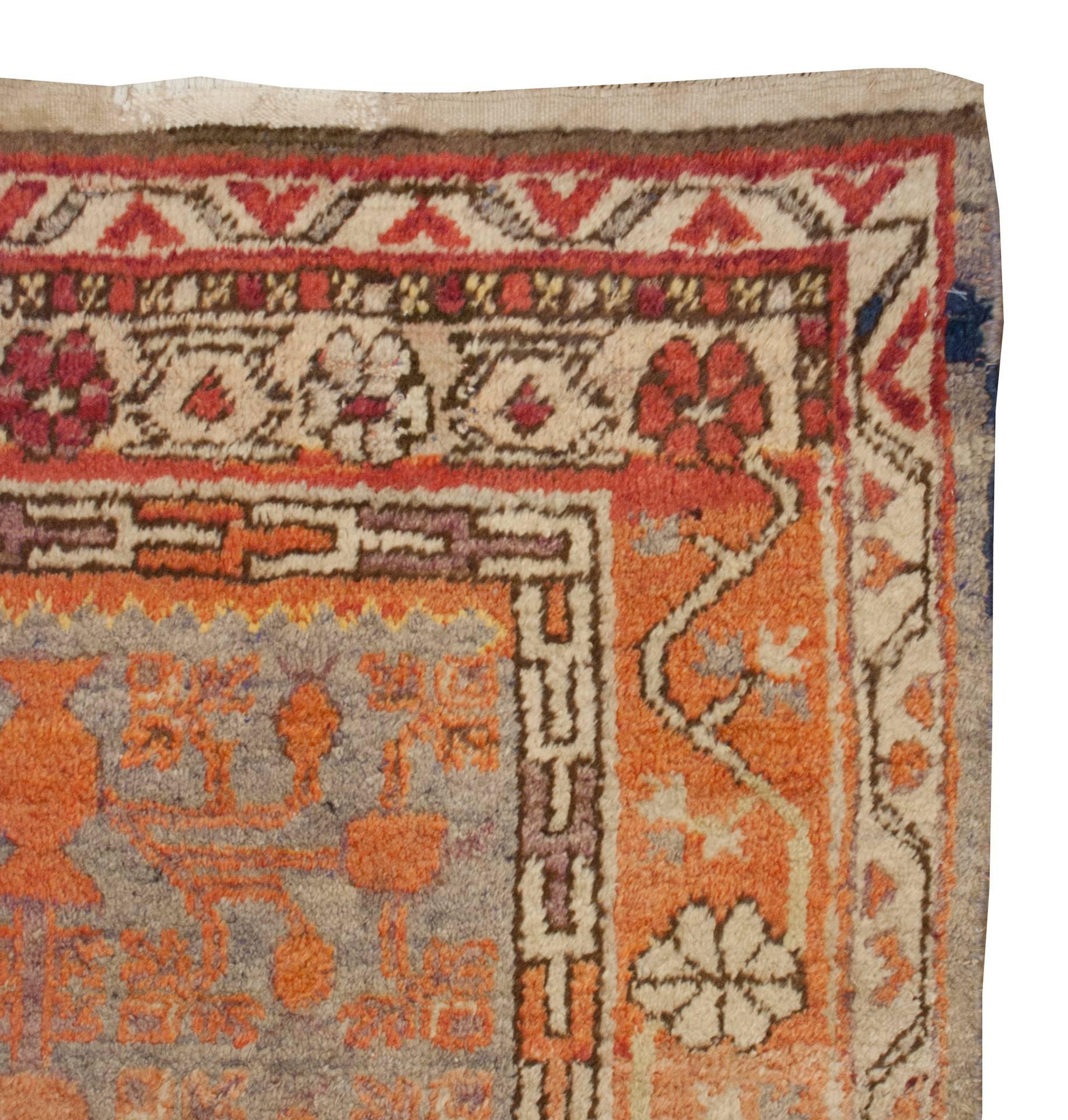 Tintura vegetale Tappeto Khotan dei primi del Novecento in vendita
