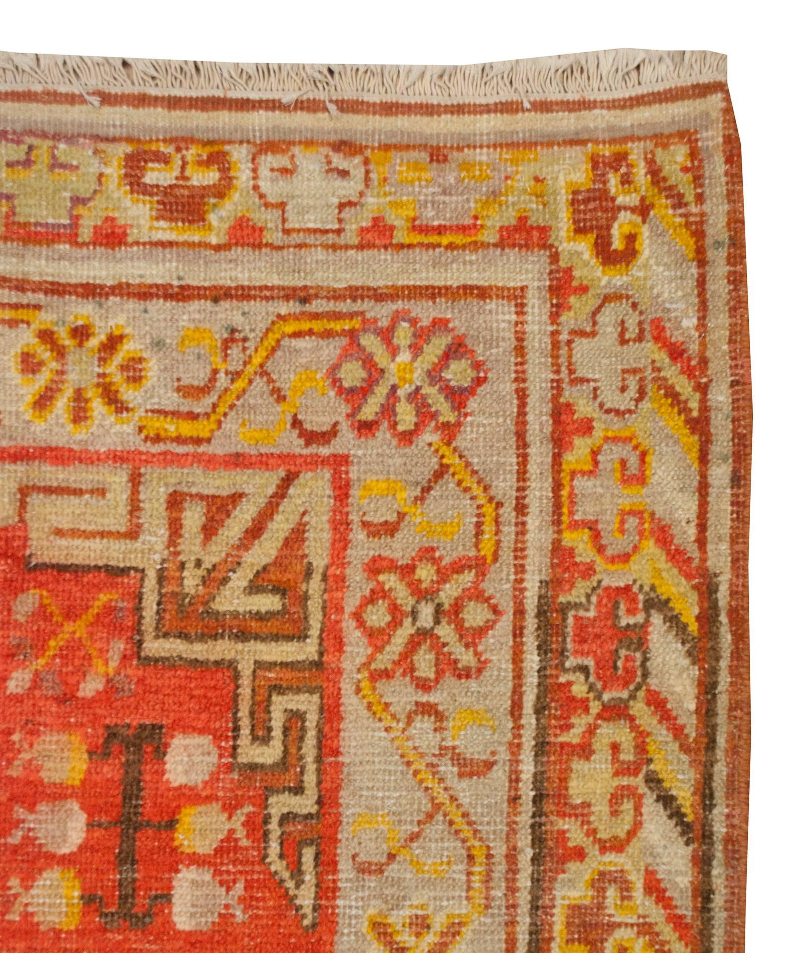Khotan-Teppich des frühen 20. Jahrhunderts im Zustand „Gut“ im Angebot in Chicago, IL