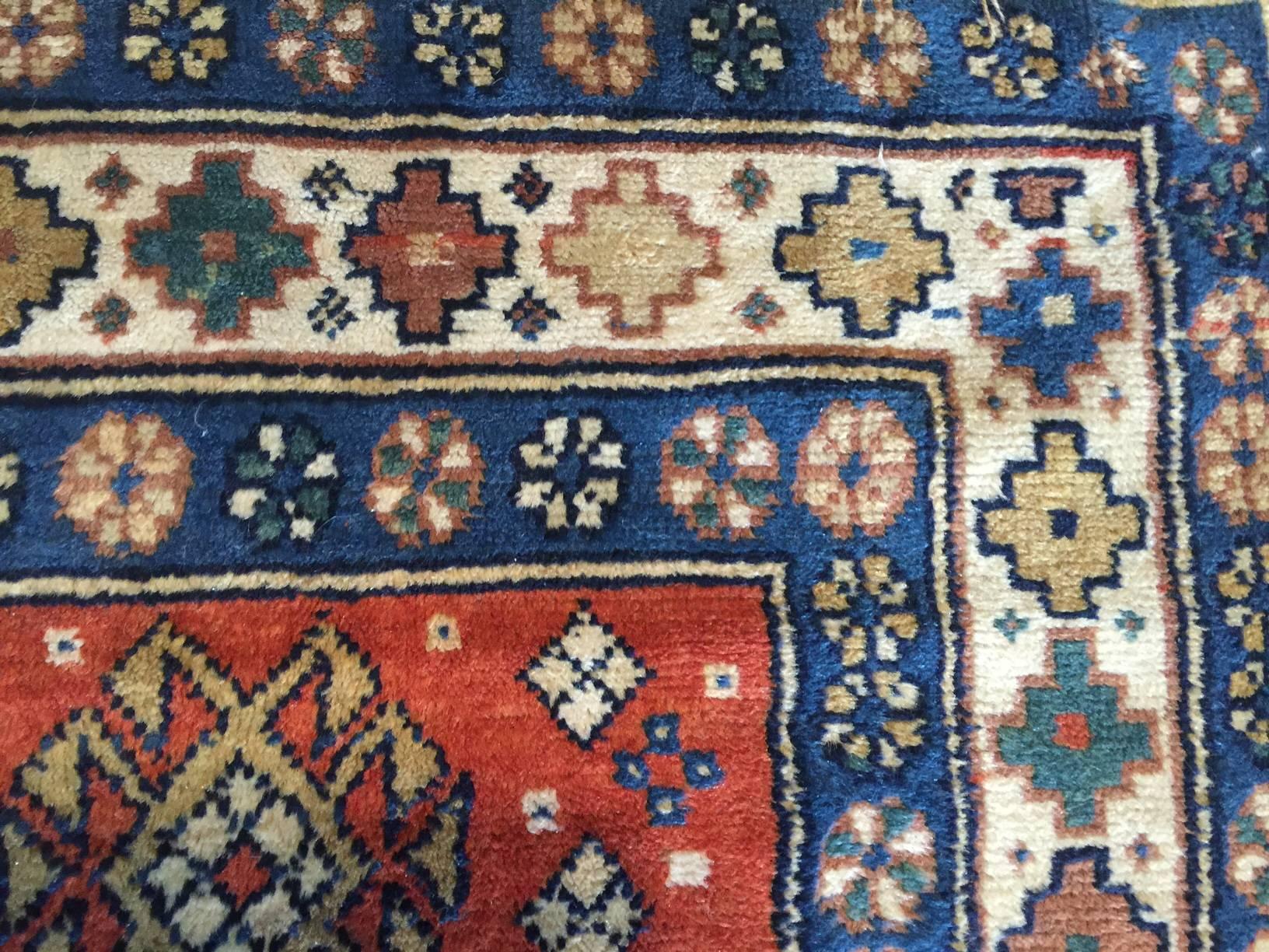 Asiatico Tappeto Azari in grassetto dei primi del Novecento in vendita