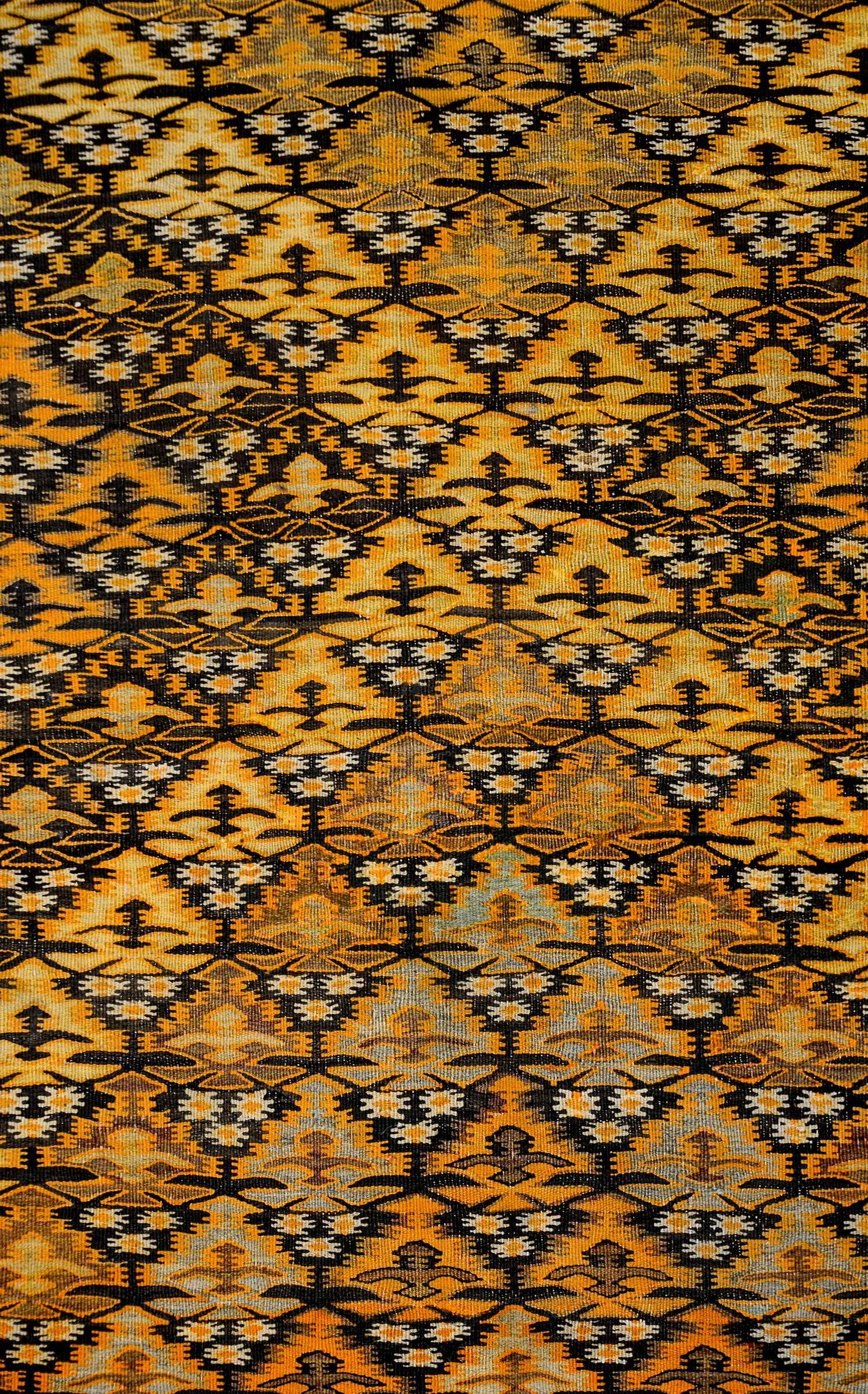 Ein erstaunlicher persischer Qazvin-Kilim-Teppich aus der Mitte des 20. Jahrhunderts mit einem Allover-Lebensbaummuster, das so gewebt ist, dass ein Rautenmuster aus orangefarbenen, lilafarbenen und naturfarbenen Bäumen entsteht. Die Umrandung ist
