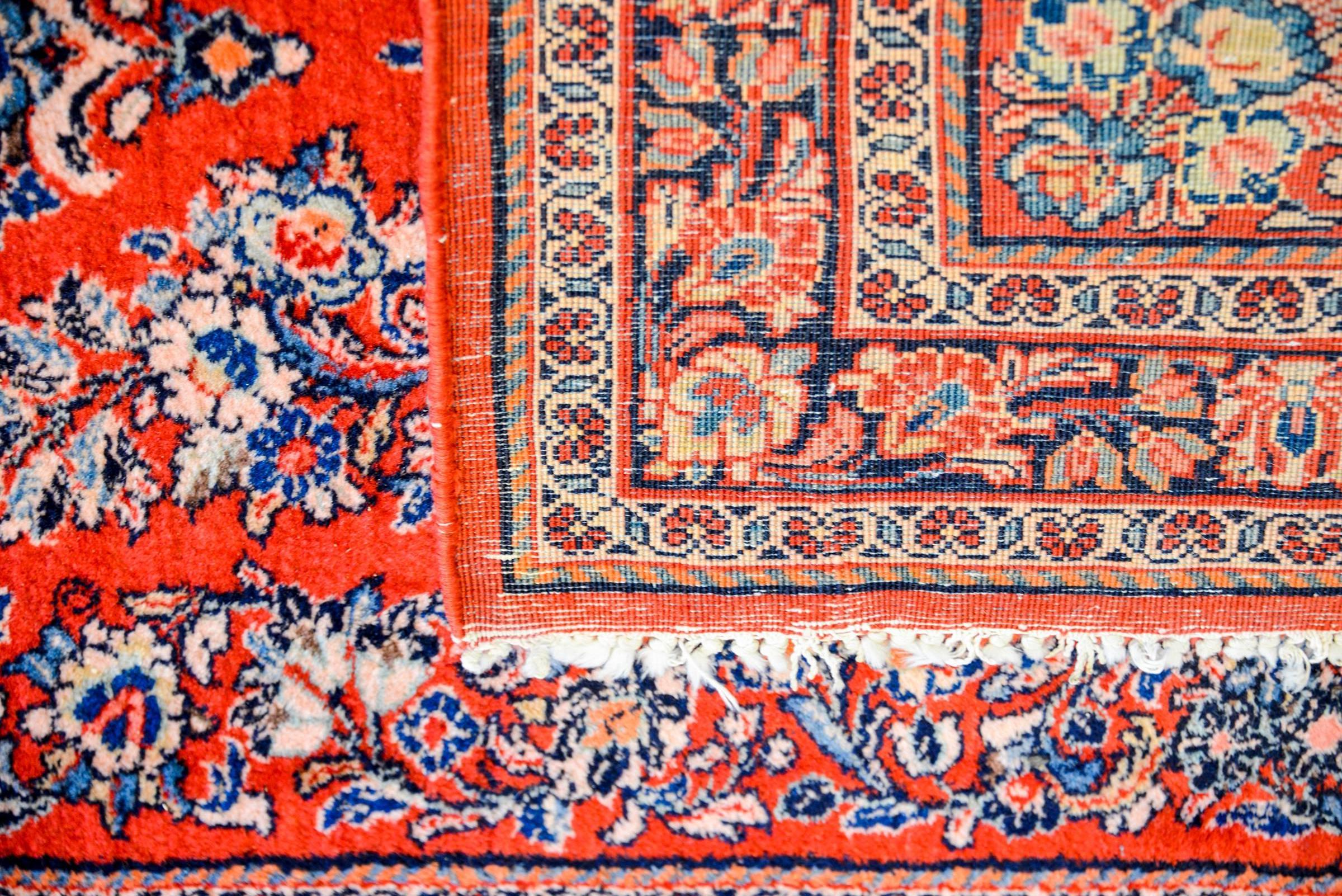 Wonderful Early 20th Century Persian Sarouk Rug In Good Condition For Sale In Chicago, IL