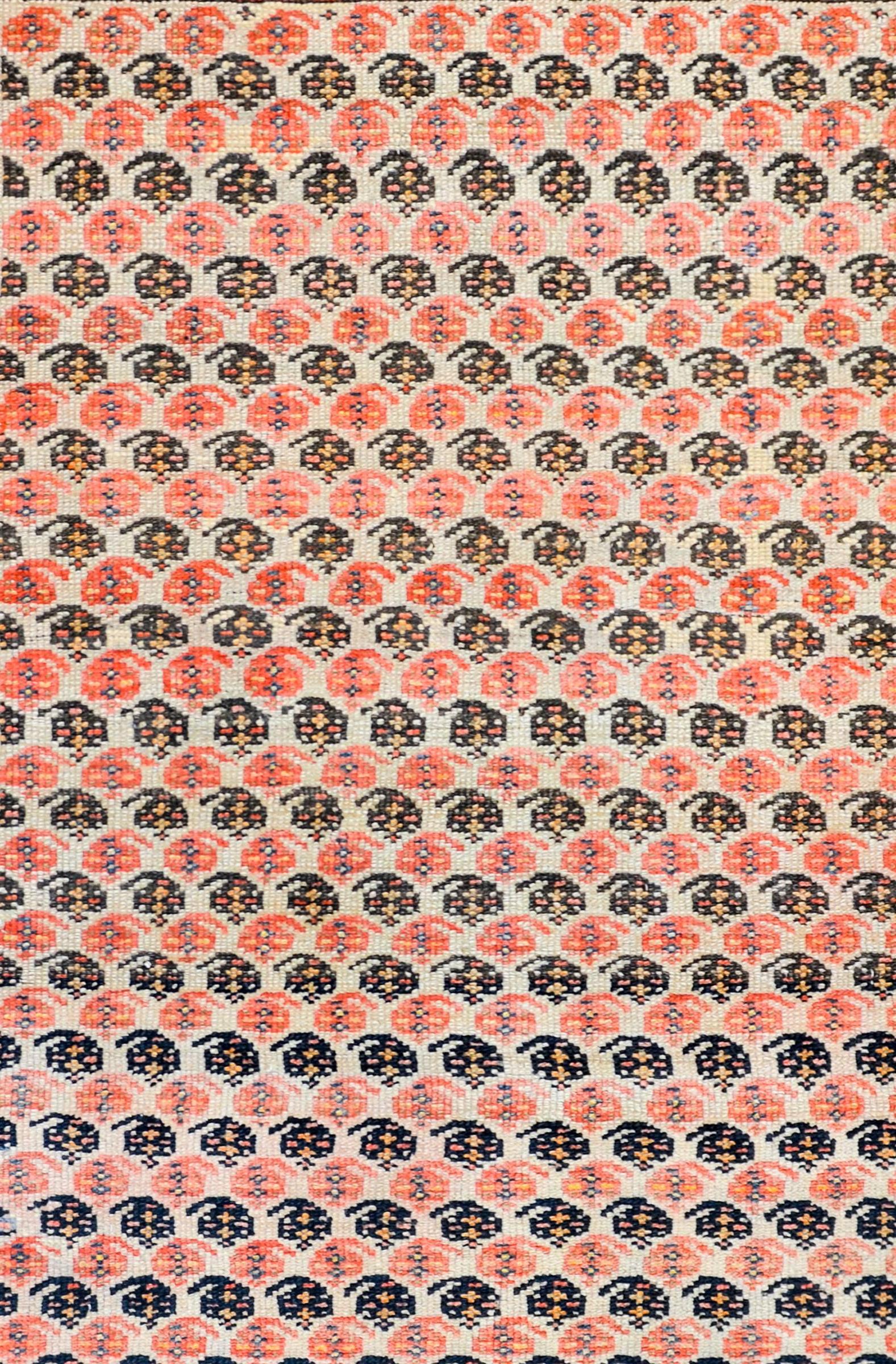 Ein fantastischer persischer Malayer-Teppich aus der Mitte des 20. Jahrhunderts mit einem schönen mehrfarbigen Paisleymuster auf einem natürlichen Wollgrund. Die Bordüre ist wunderschön mit einem breiten Mittelstreifen, der mehrfarbige stilisierte