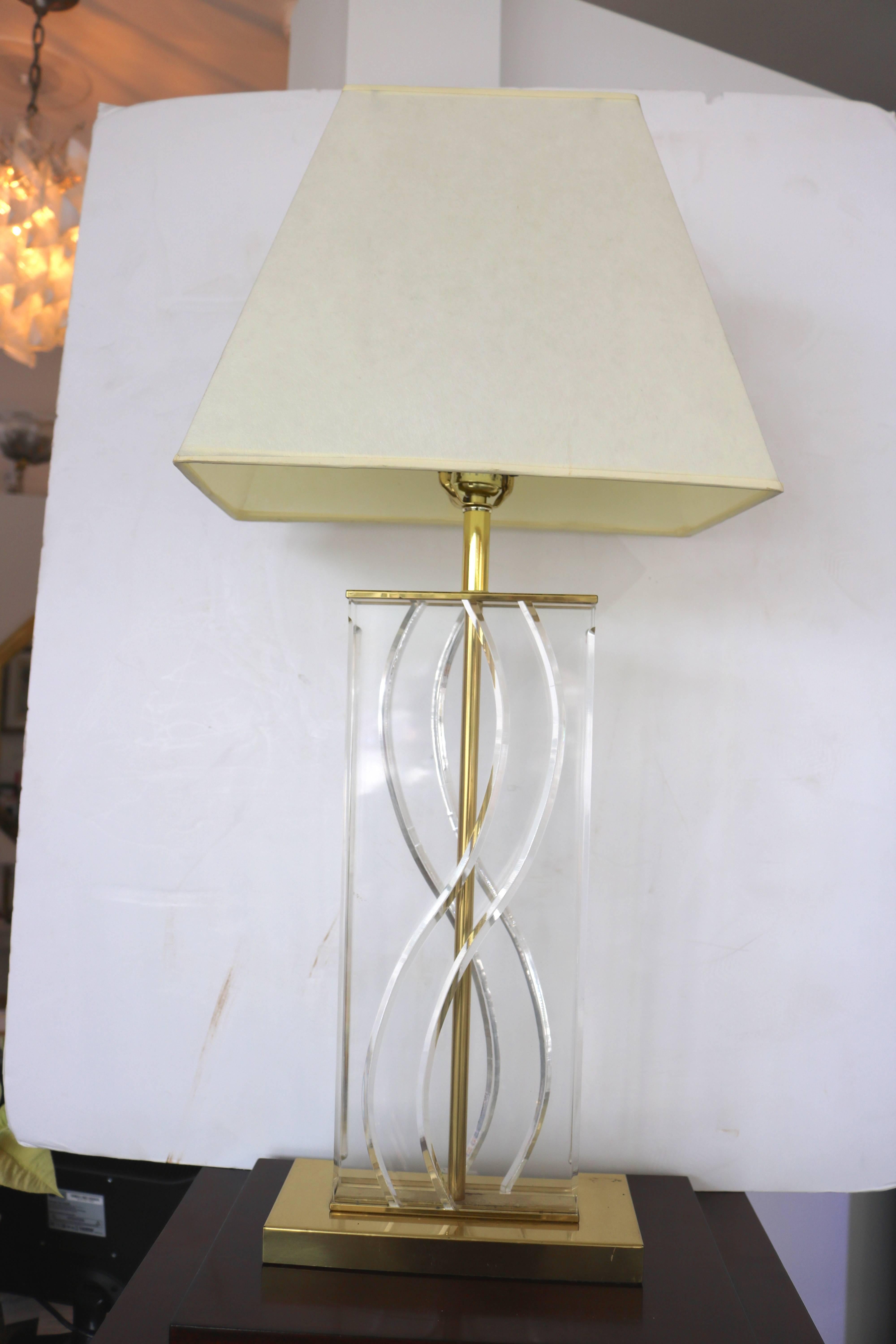 This stylish table lamp dates from the 1970s-1980s with its clear Lucite slab-form which is detailed with four beveled soft-curves and the shade is a paper parchment in a soft cream coloration.

Note: Shade Dimensions are 11