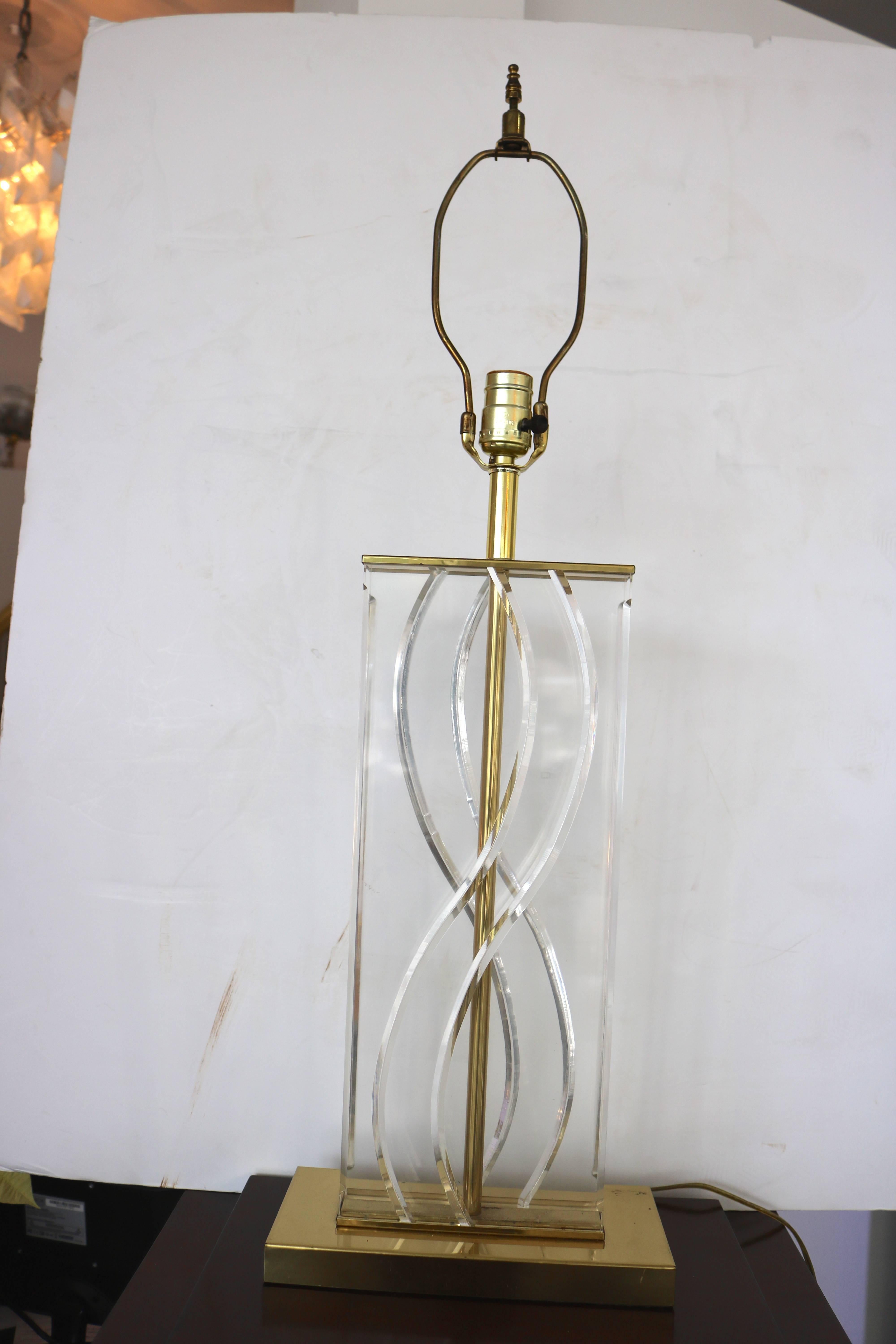 Hollis Jones Style, 1970s Table Lamp in Polished Brass and Lucite In Good Condition In West Palm Beach, FL