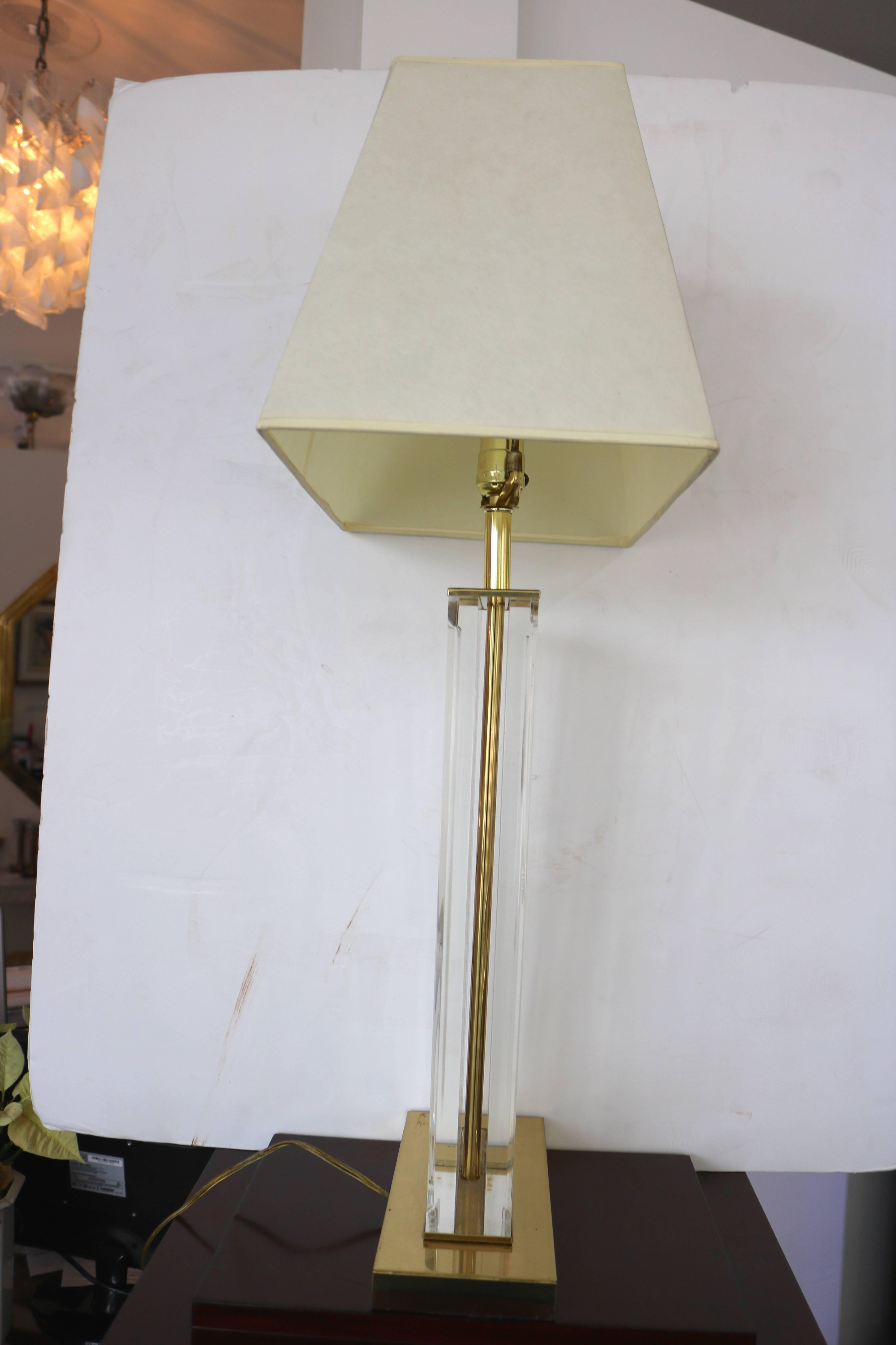 American Hollis Jones Style, 1970s Table Lamp in Polished Brass and Lucite
