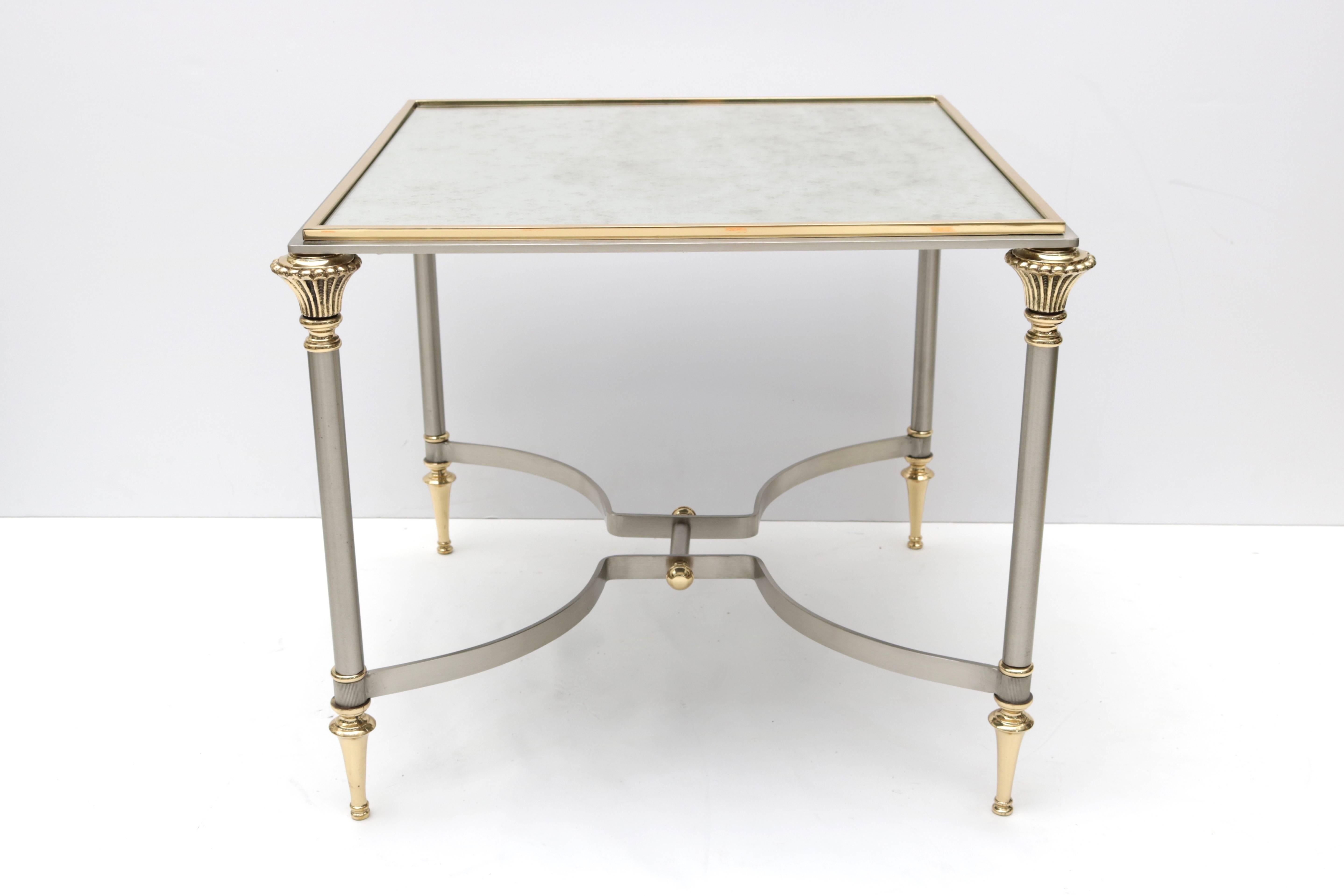Cette table d'appoint élégante, aux lignes Louis XVI, est tout à fait dans le style des pièces créées par la Maison Jansen. La combinaison du laiton et de l'acier satiné s'intègre parfaitement à tous les intérieurs.

Note : Cette pièce a été polie