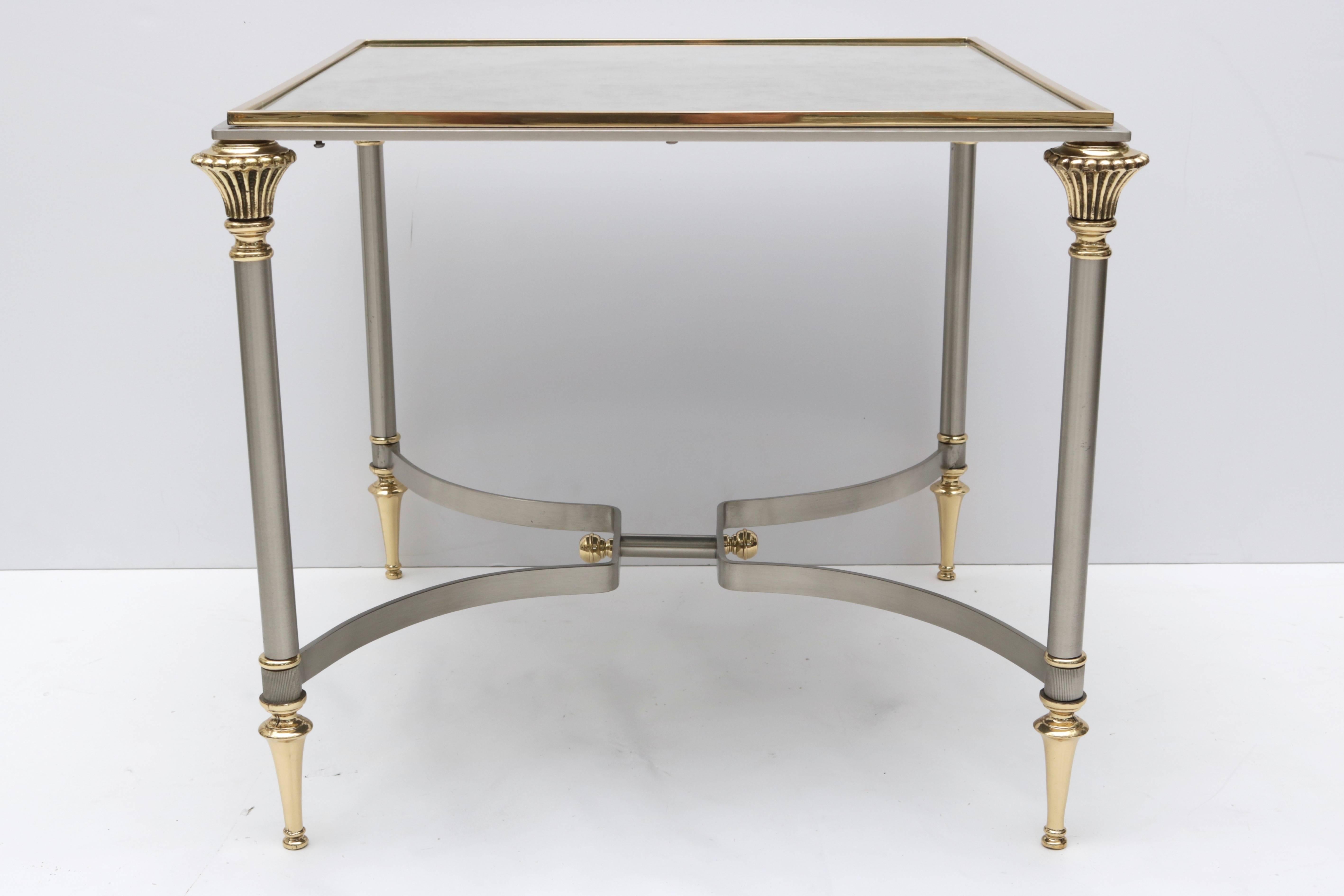 Poli  Table d'appoint en laiton, acier satiné et miroir ancien en vente