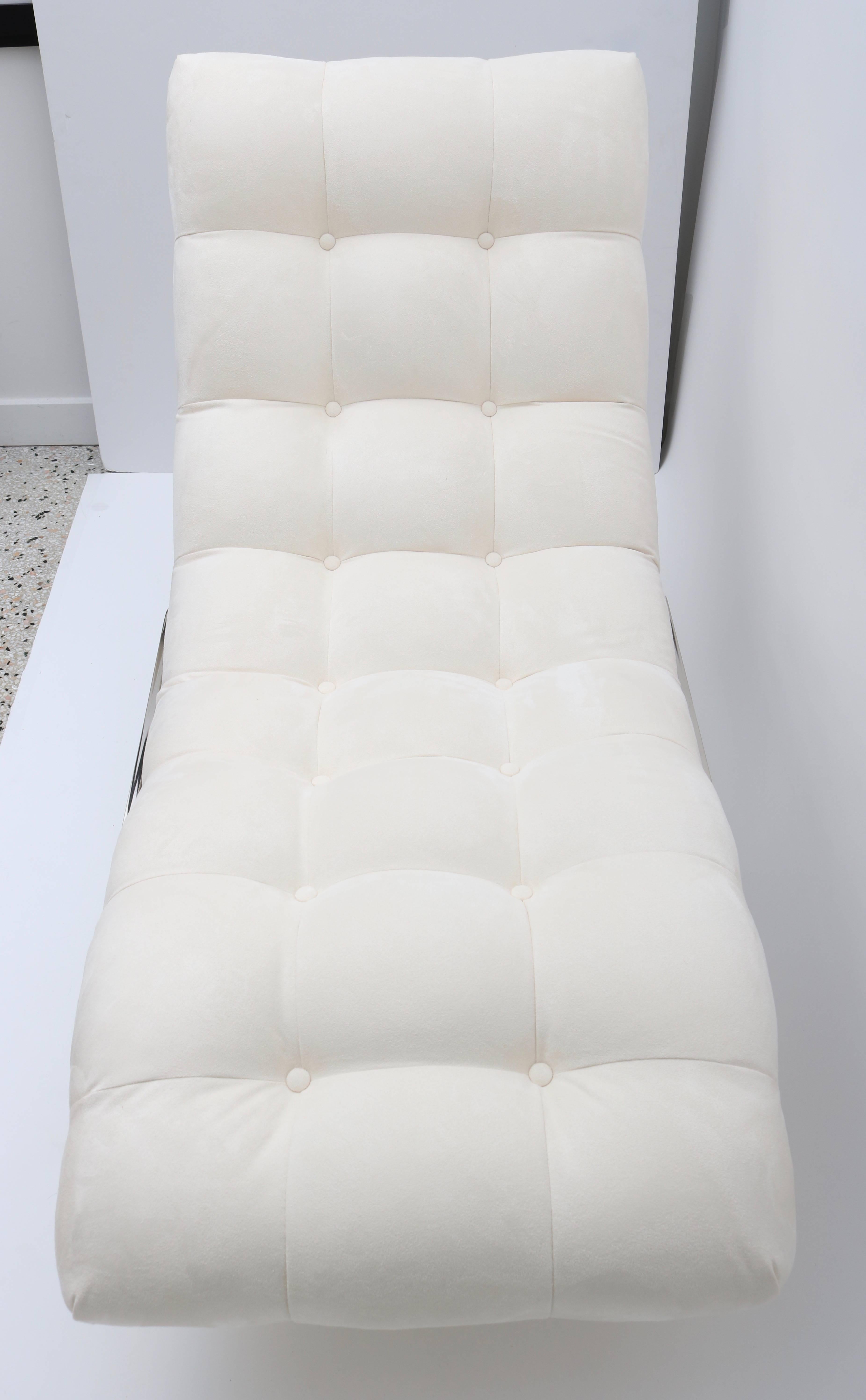 Milo Baughman Style Chaise Lounge, Polished Chrome and White Ultra-Suede In Excellent Condition In West Palm Beach, FL