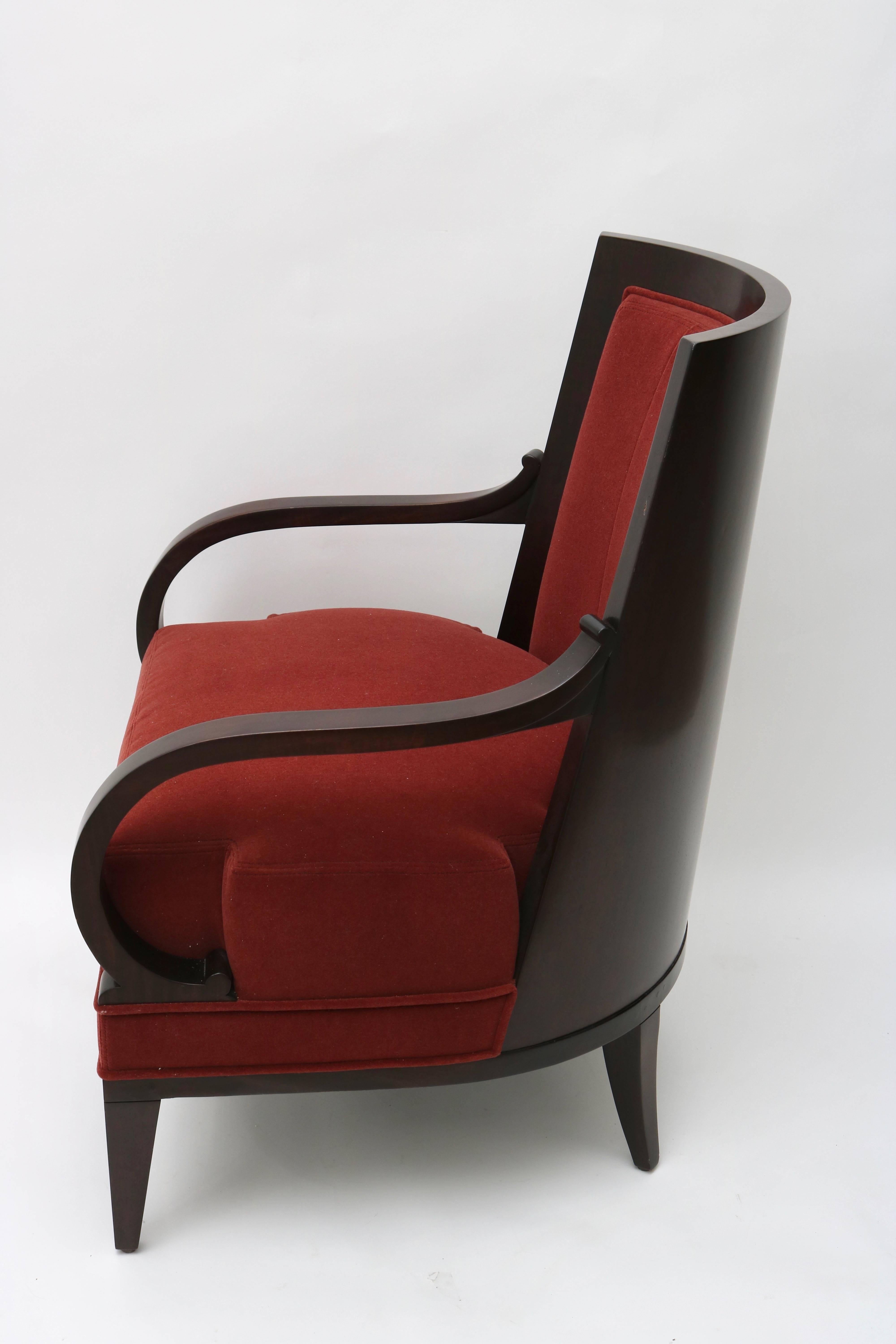 Ce fauteuil élégant a été conçu par Lucien Rollin et vendu par le showroom William Switzer. La pièce emprunte ses lignes à la période Biedermeier russe, avec son dossier incurvé et ses bras serpentins. 

Remarque : Le tissu est une texture mohair