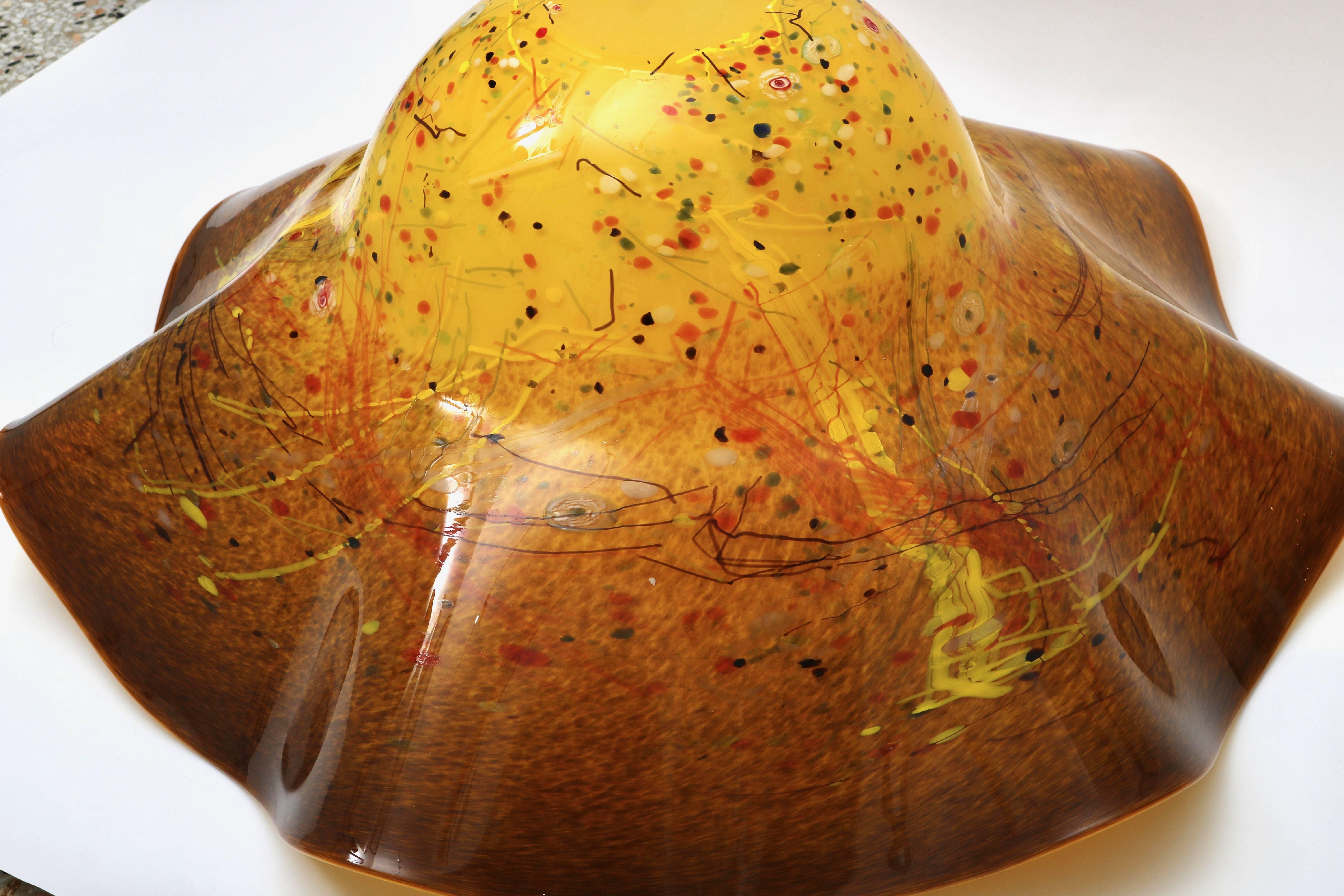 Large-Scale Dale Chihuly Style Glass Bowl in Golden Coloration In Excellent Condition In West Palm Beach, FL