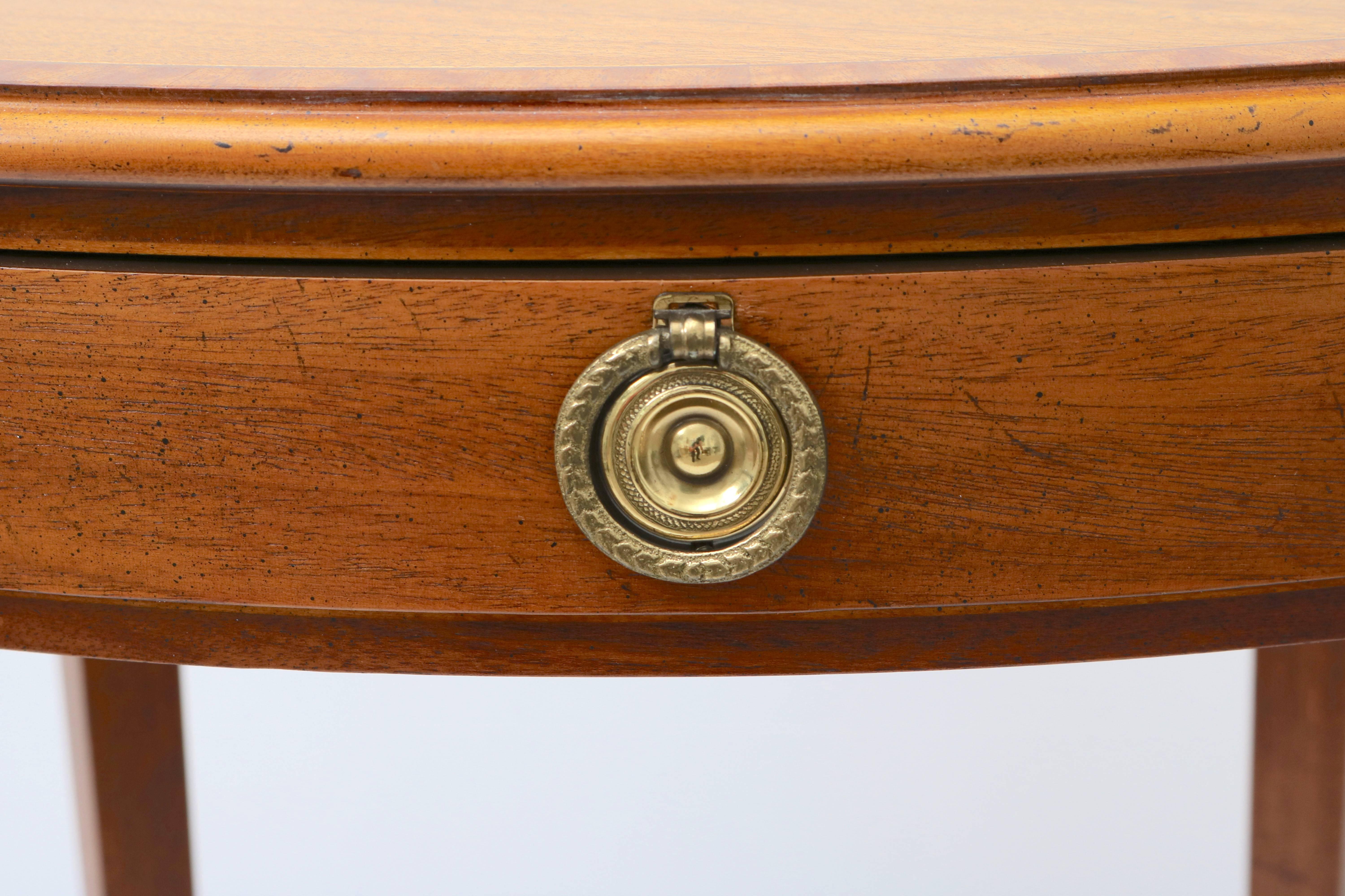 Baker Furniture, Sheraton Style Oval Side Table with Marquetry Top with Seashell In Good Condition In West Palm Beach, FL