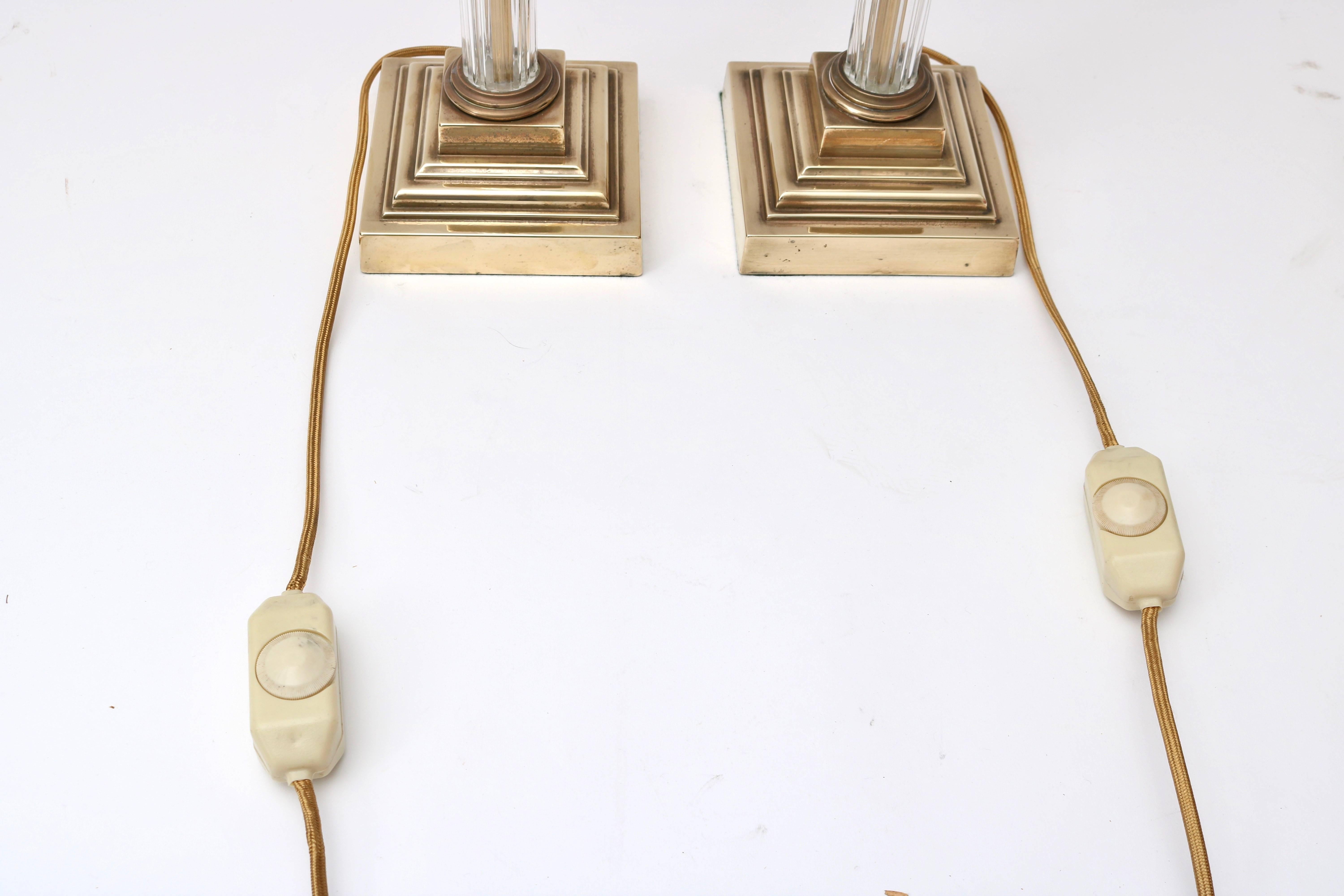 Paire de lampes de table en forme de colonne en bronze et cristal en vente 2