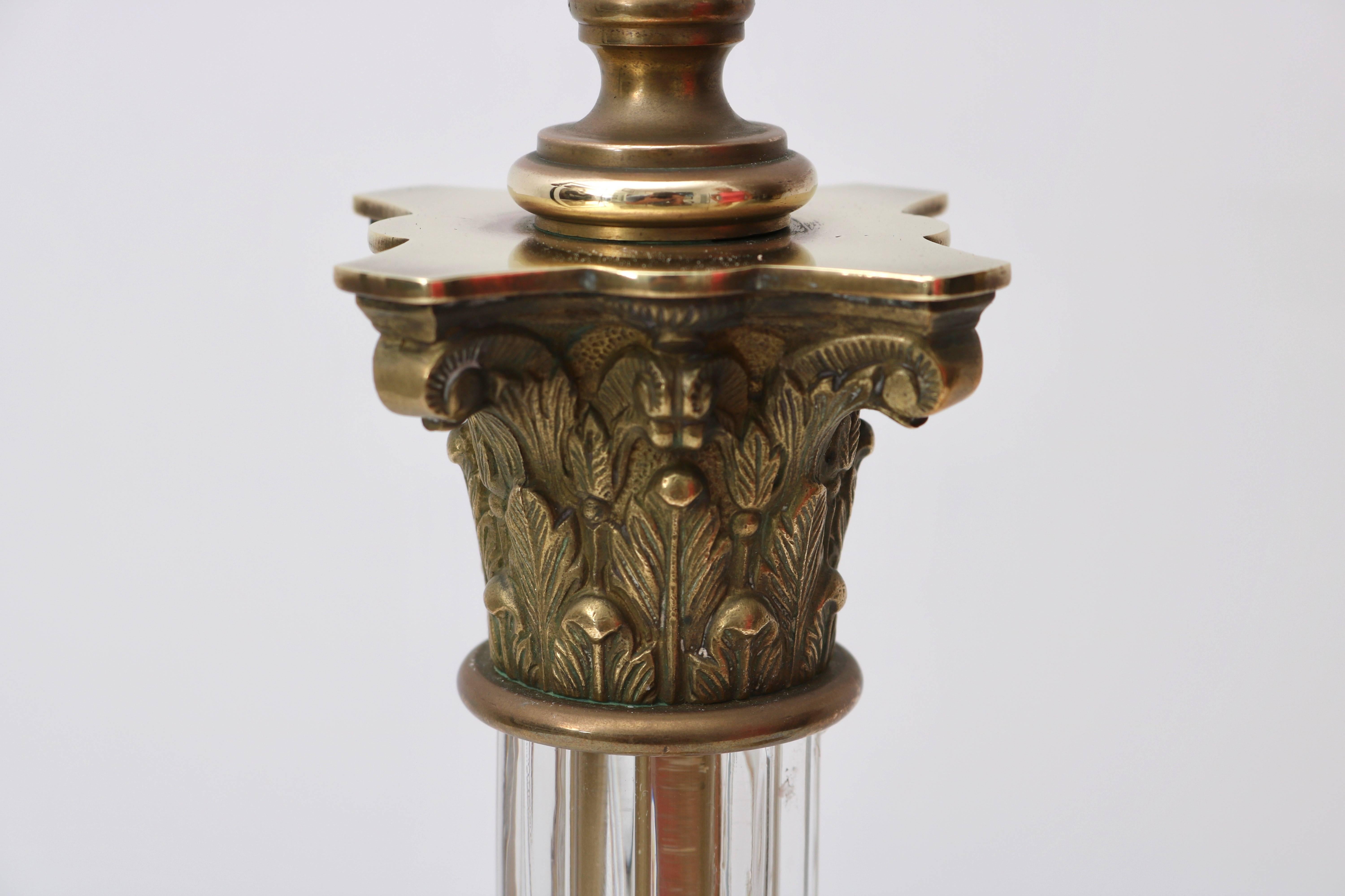 Paar Säulen-Tischlampen aus Bronze und Kristall in Säulenform (20. Jahrhundert) im Angebot