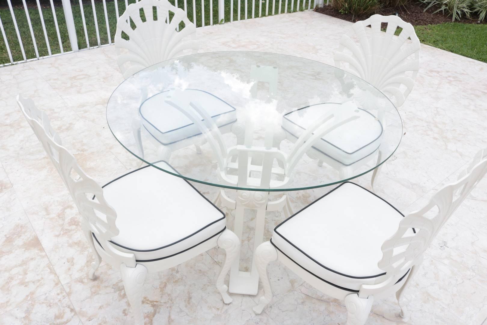 This stylish set of outdoor patio furniture is by Brown Jordan and dates to the 1970s. With its grotto seashell back and cabriolet legs it will make the perfect addition of Hollywood Regency glamour to your home. The pieces are powder coated in