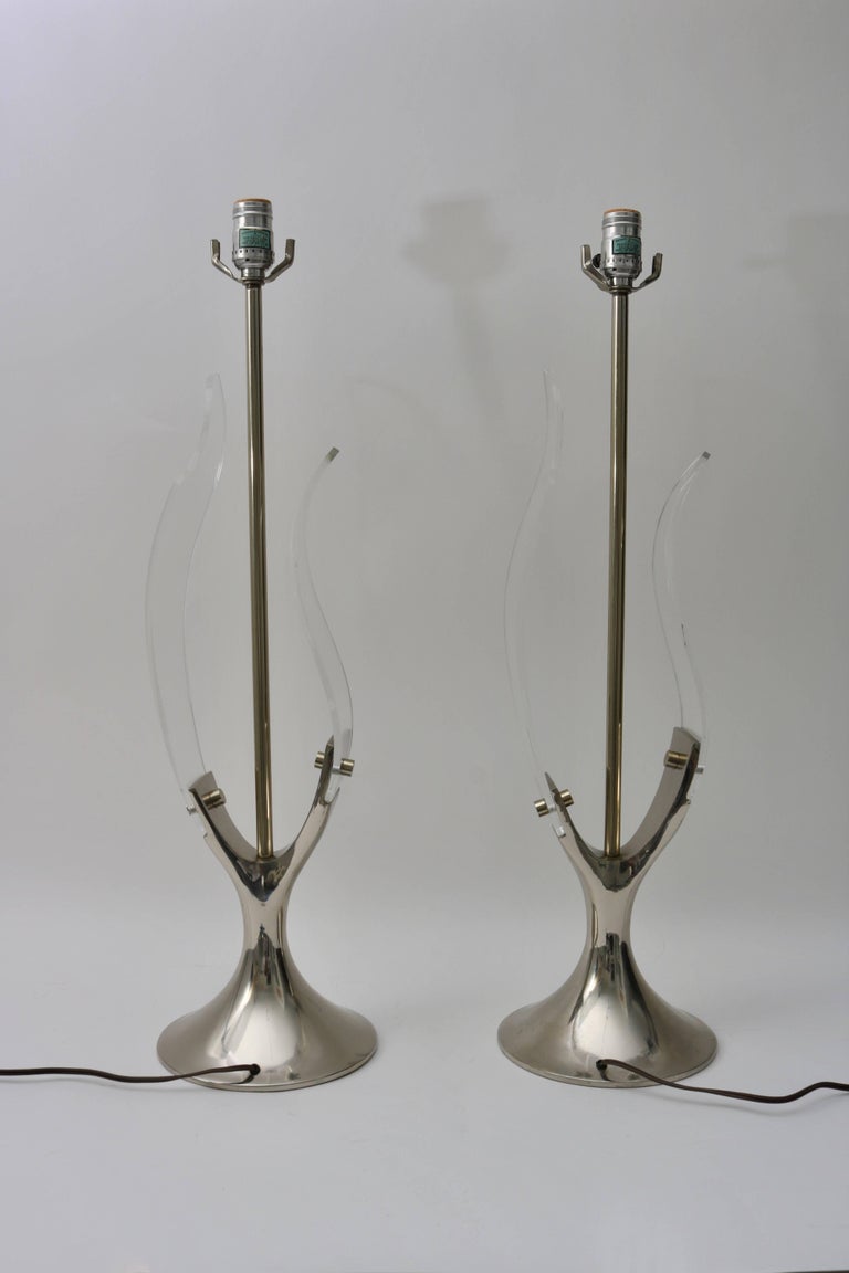 Mid-Century Modern Pair of Table Lamps in Lucite and Polished Chrome For Sale