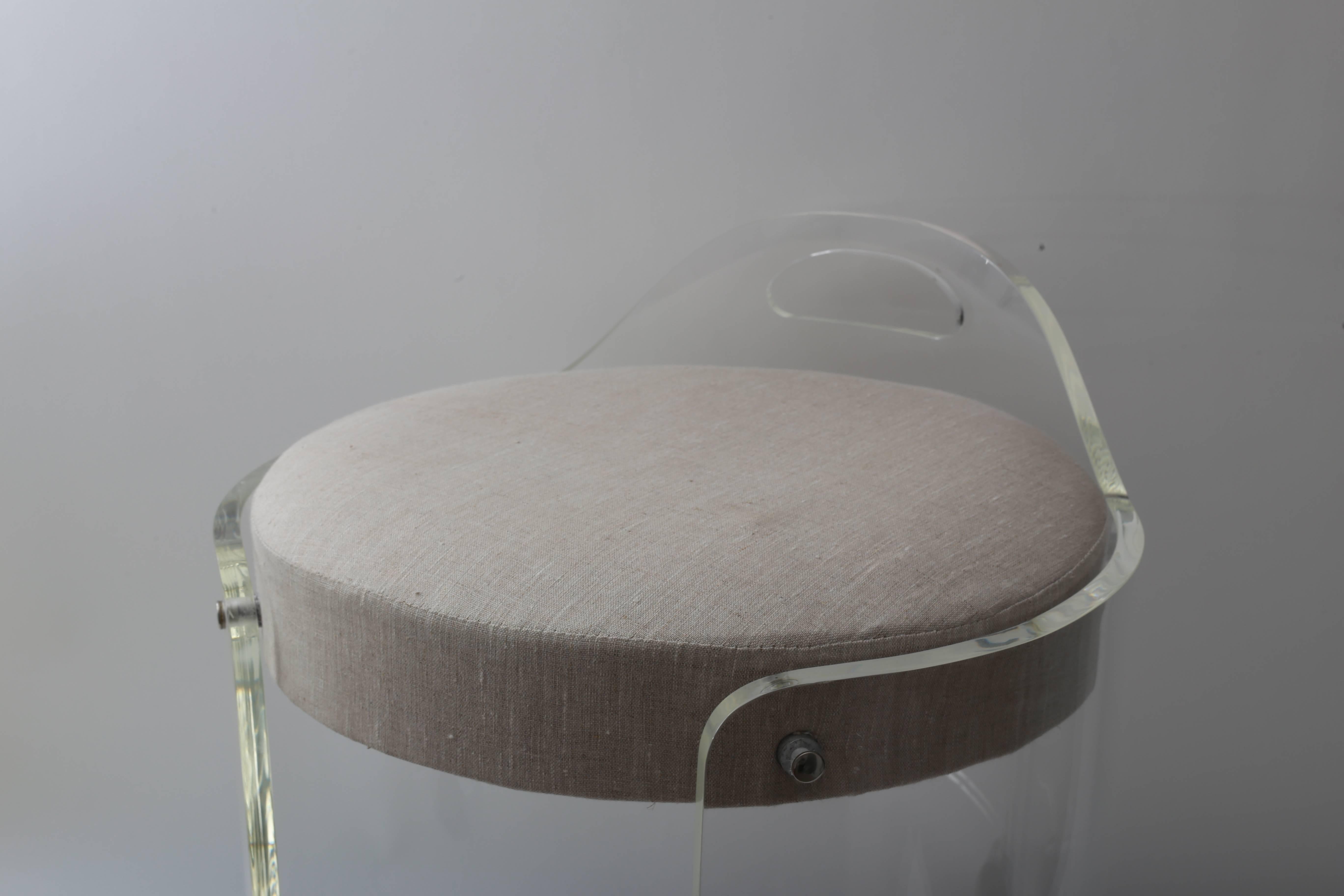 This stylish vanity stool is by the iconic American furniture designer Charles Hollis Jones and was designed for Hill Manufacturing and the piece has been professionally polished and reupholstered in a beige linen fabric.

         
  