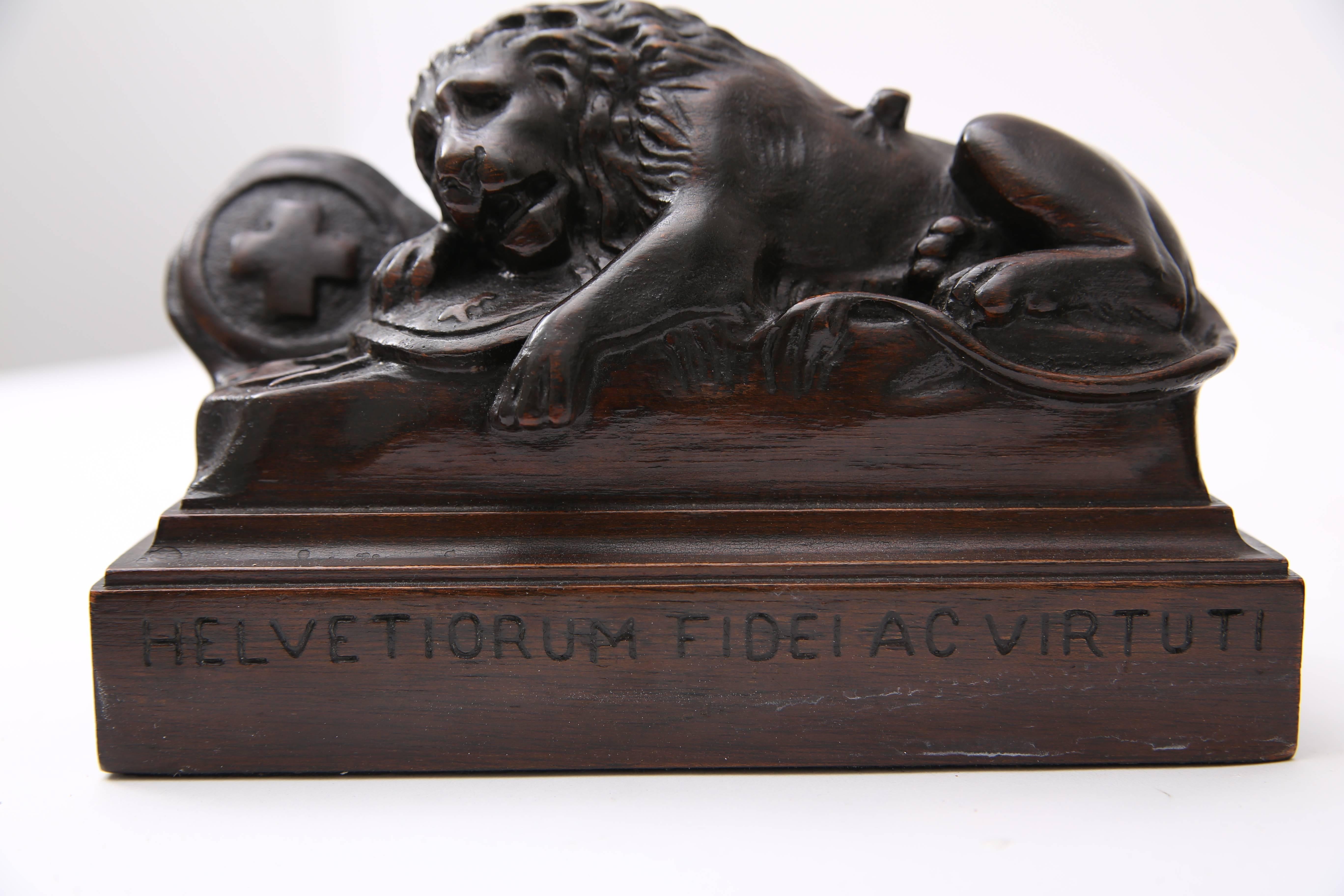 Pair of Carved Wood Book Ends Depicting the Swiss Guard Lions of Lucerne, France In Good Condition In West Palm Beach, FL