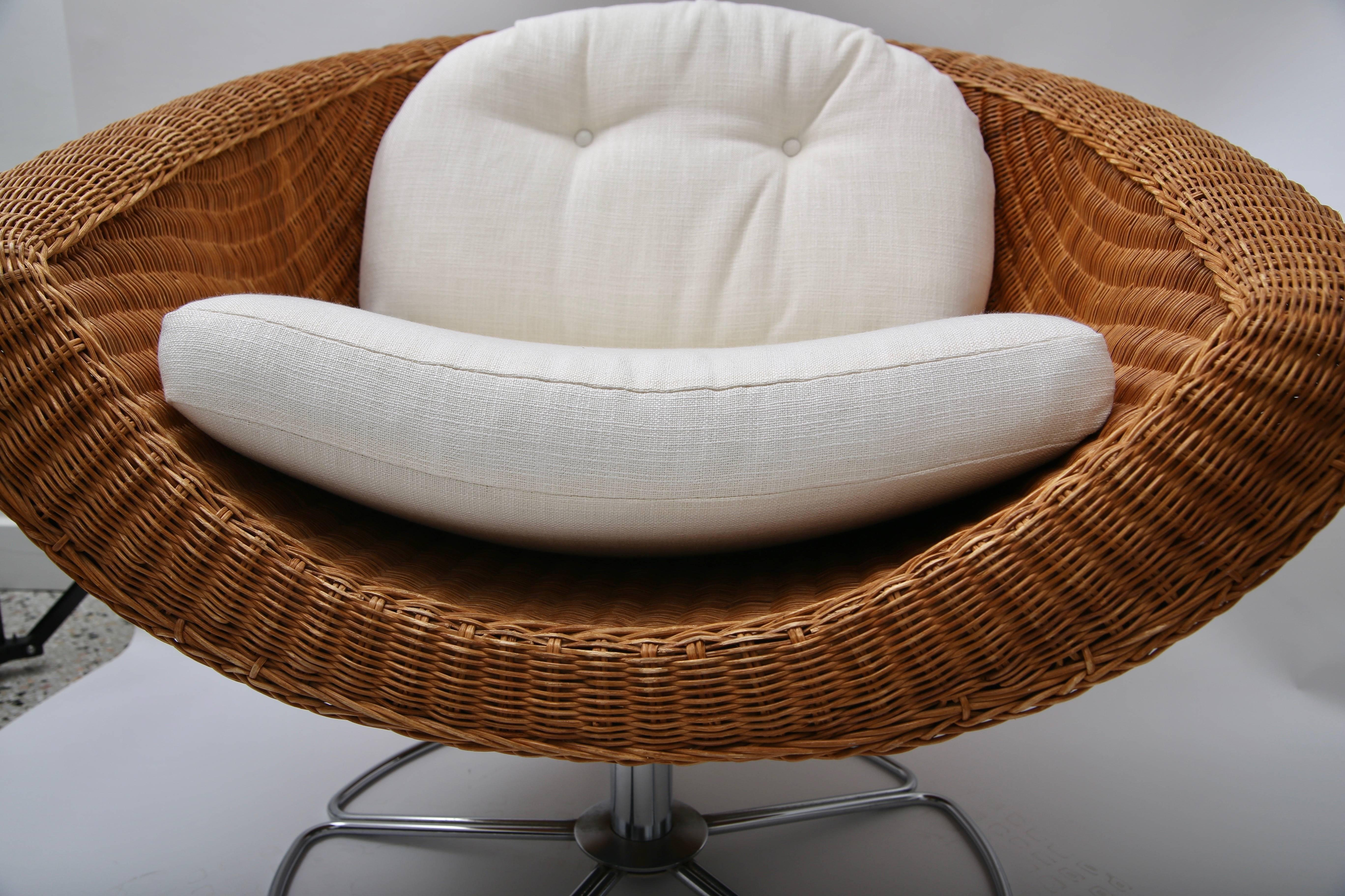 Pair of Bohemian Swivel Chairs in Woven Wicker and Polished Chrome In Good Condition In West Palm Beach, FL