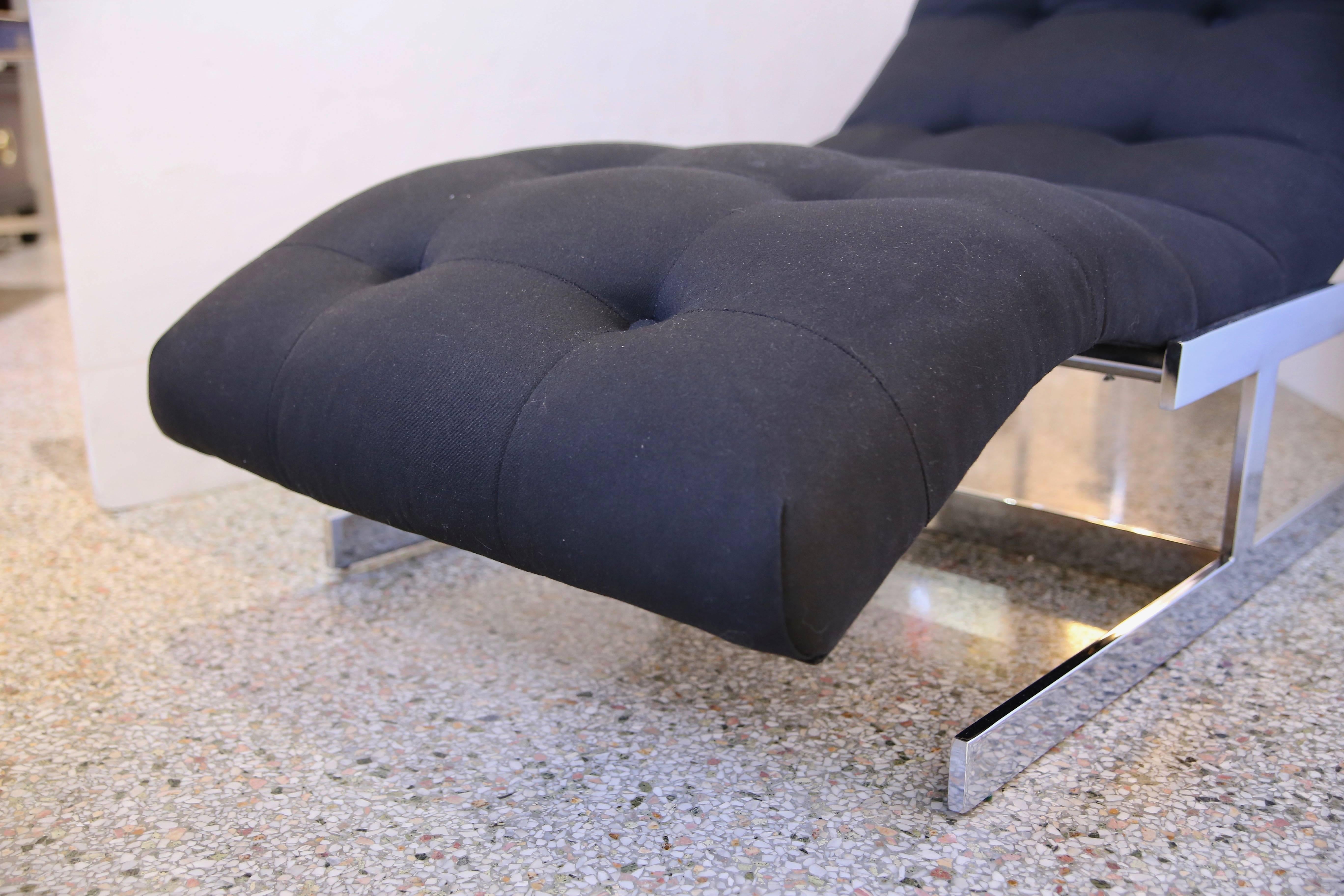 Chaise in Polished Chrome and Black Upholstery In Good Condition In West Palm Beach, FL