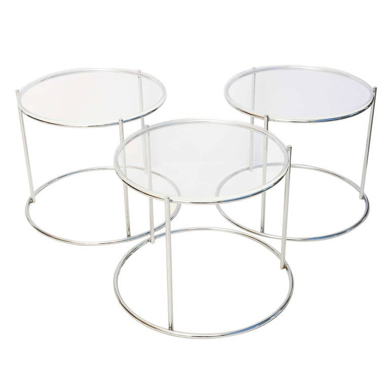 This set of three polished chrome and Glass nesting tables are very much in the style of Saporiti, Italia and date the 1970s.

The three tables can be arranged when stacked to have variations on how the rods align or don't (see images).

Note: Glass