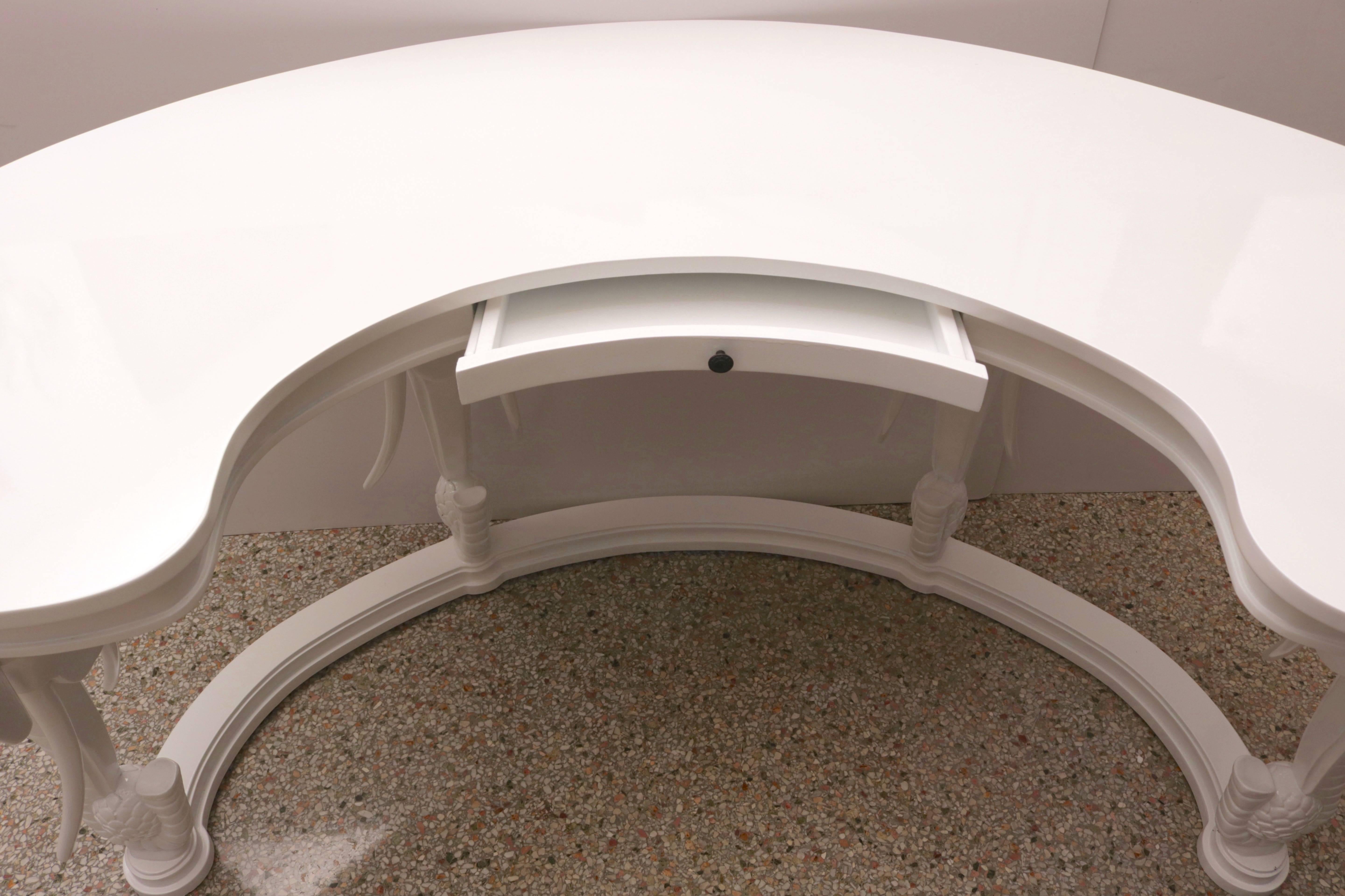 Hollywood-Regency Style White Lacquered Kidney-Shaped Desk, Gampel Stoll In Excellent Condition In West Palm Beach, FL