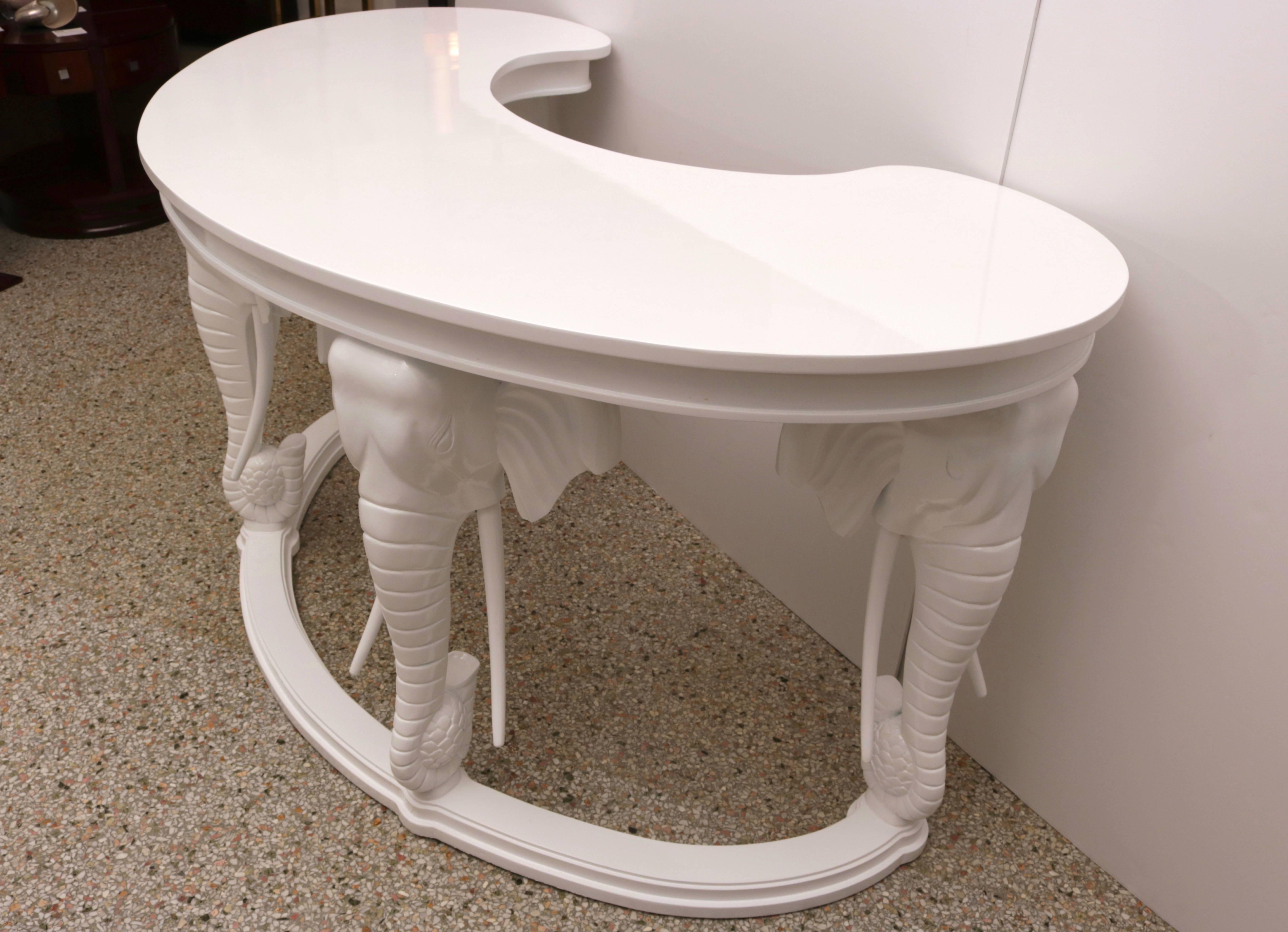 20th Century Hollywood-Regency Style White Lacquered Kidney-Shaped Desk, Gampel Stoll