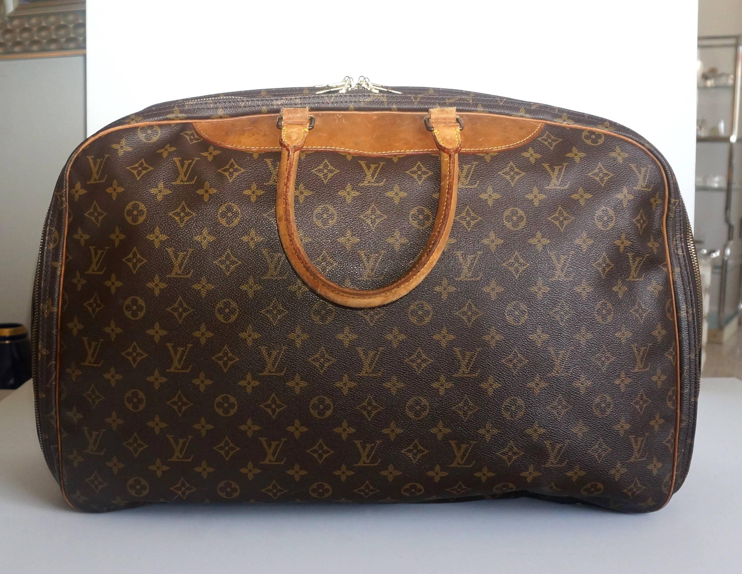  Louis Vuitton Weekender Bag with Iconic LV Monogram and Leather Trim In Excellent Condition In West Palm Beach, FL