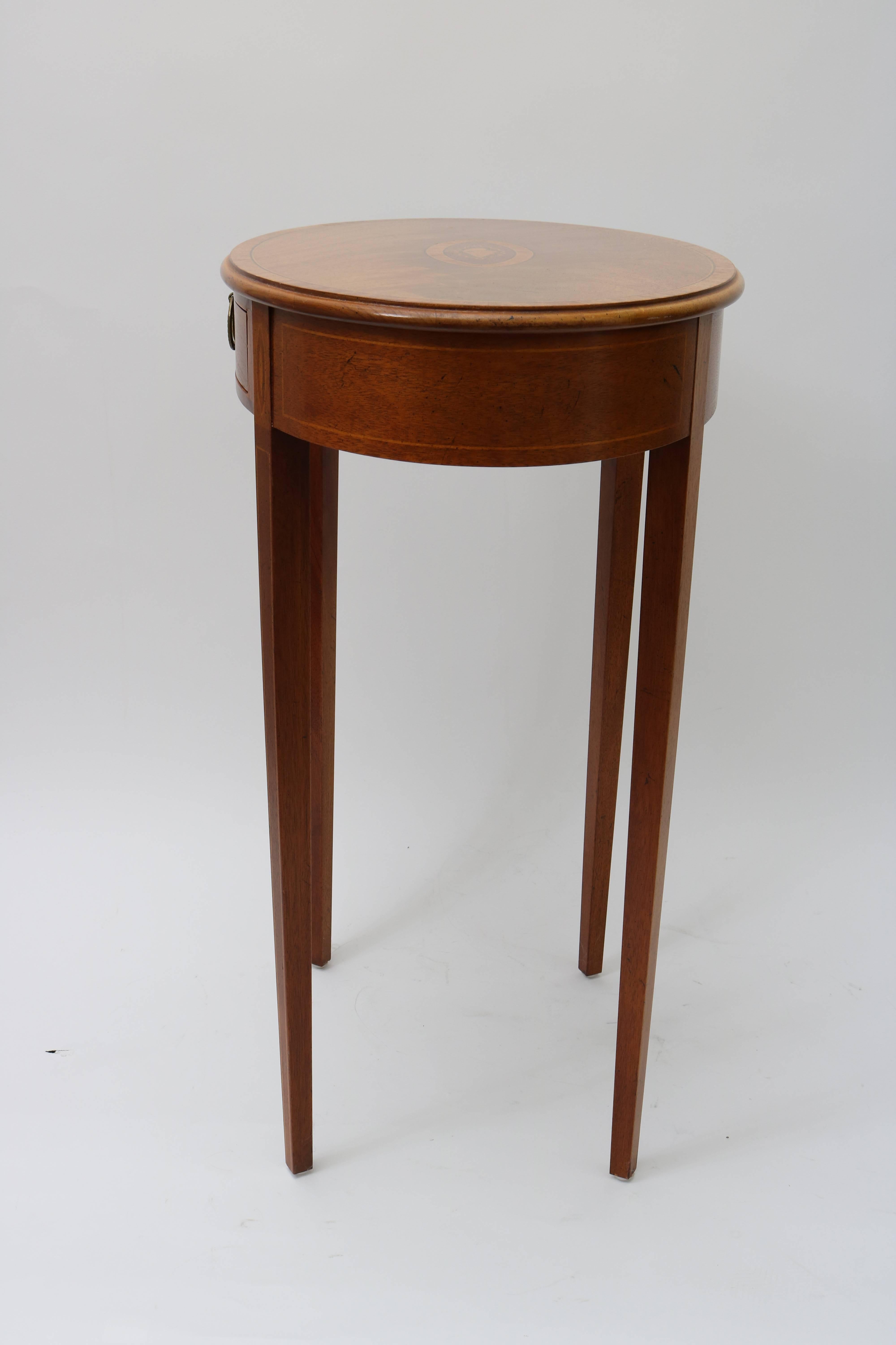 20th Century Baker Furniture, Sheraton Style Oval Side Table with Marquetry Top with Seashell