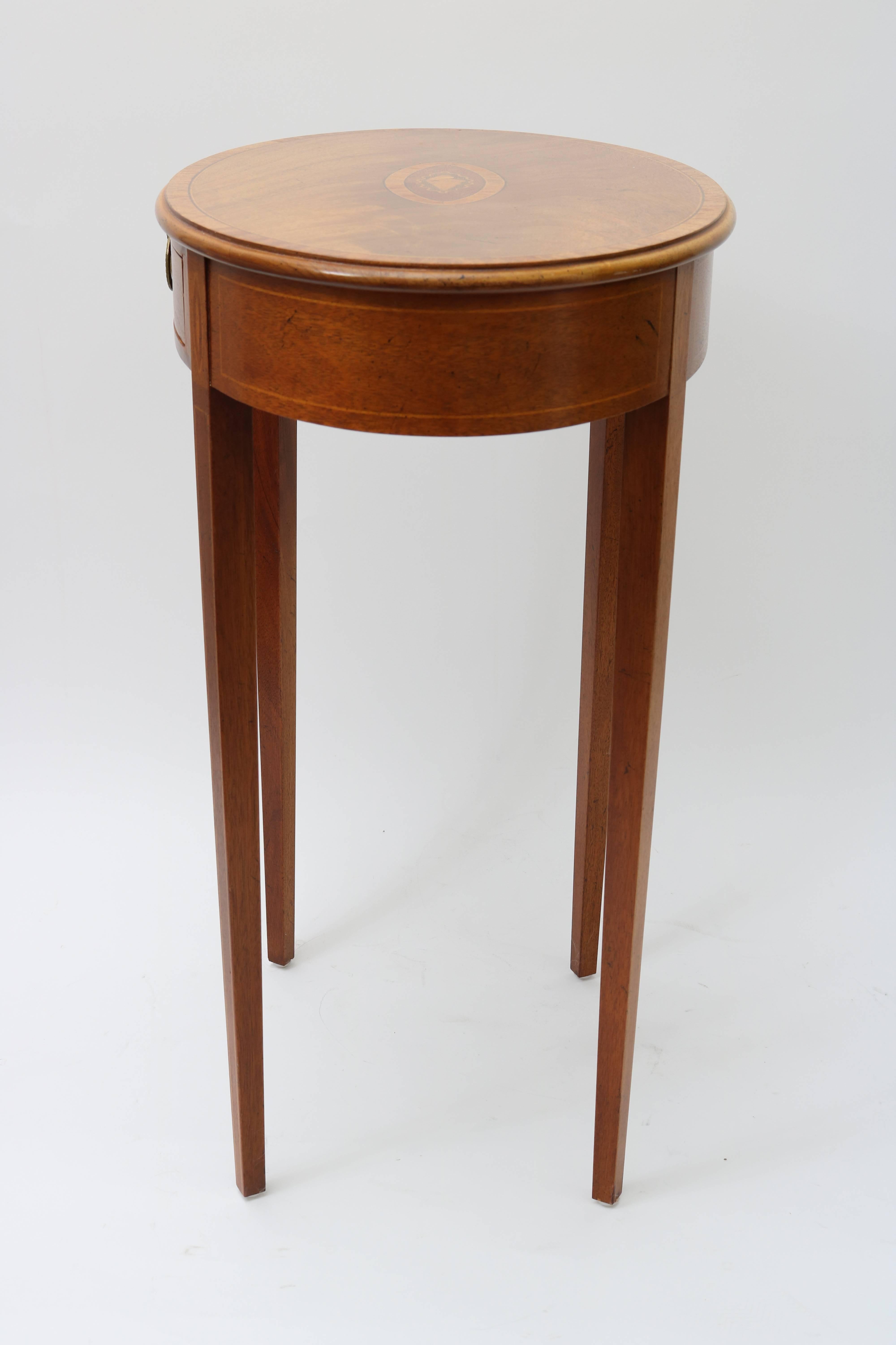 Baker Furniture, Sheraton Style Oval Side Table with Marquetry Top with Seashell 4