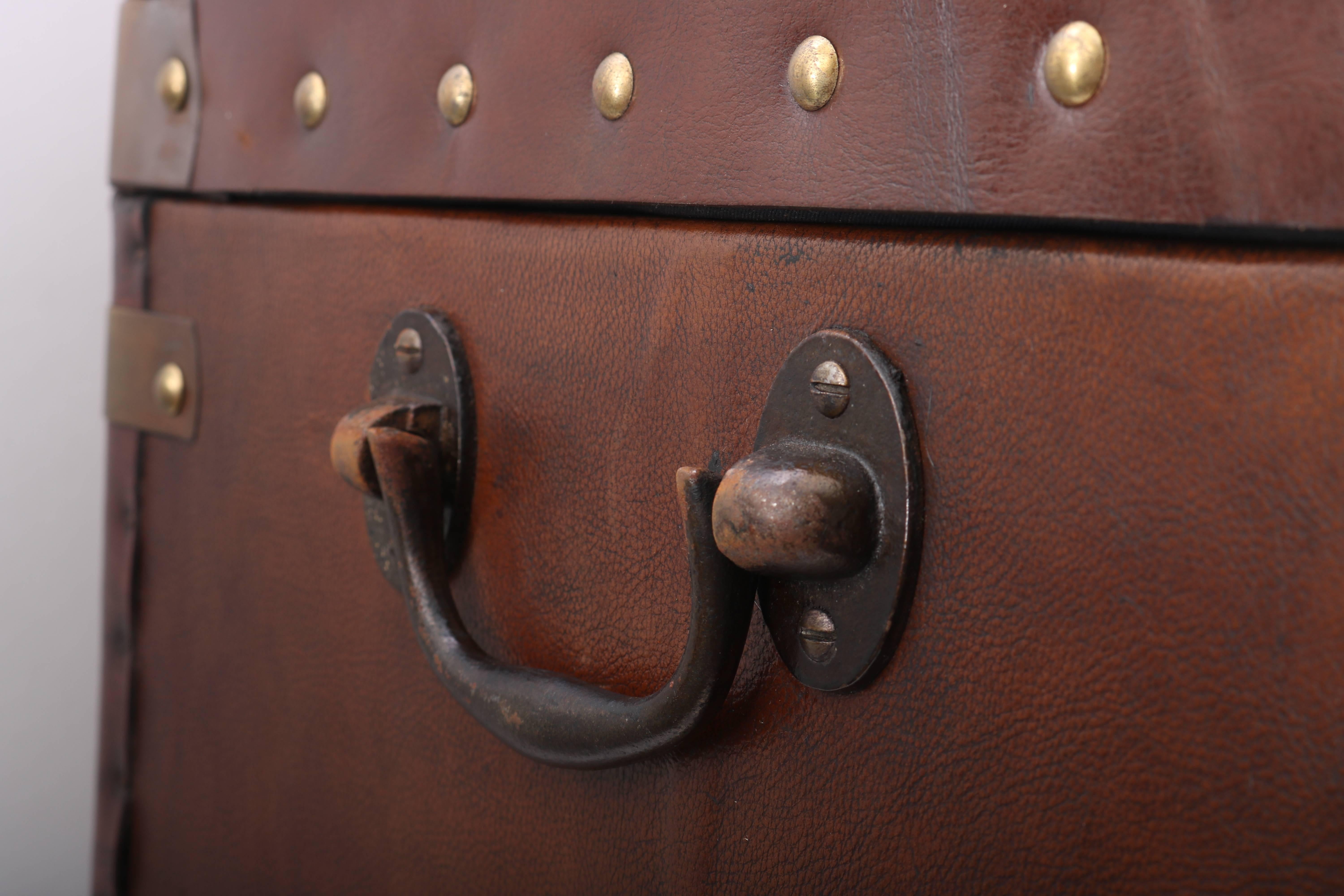 Pair of English Trunks in Leather with Brass Mounts In Good Condition In West Palm Beach, FL