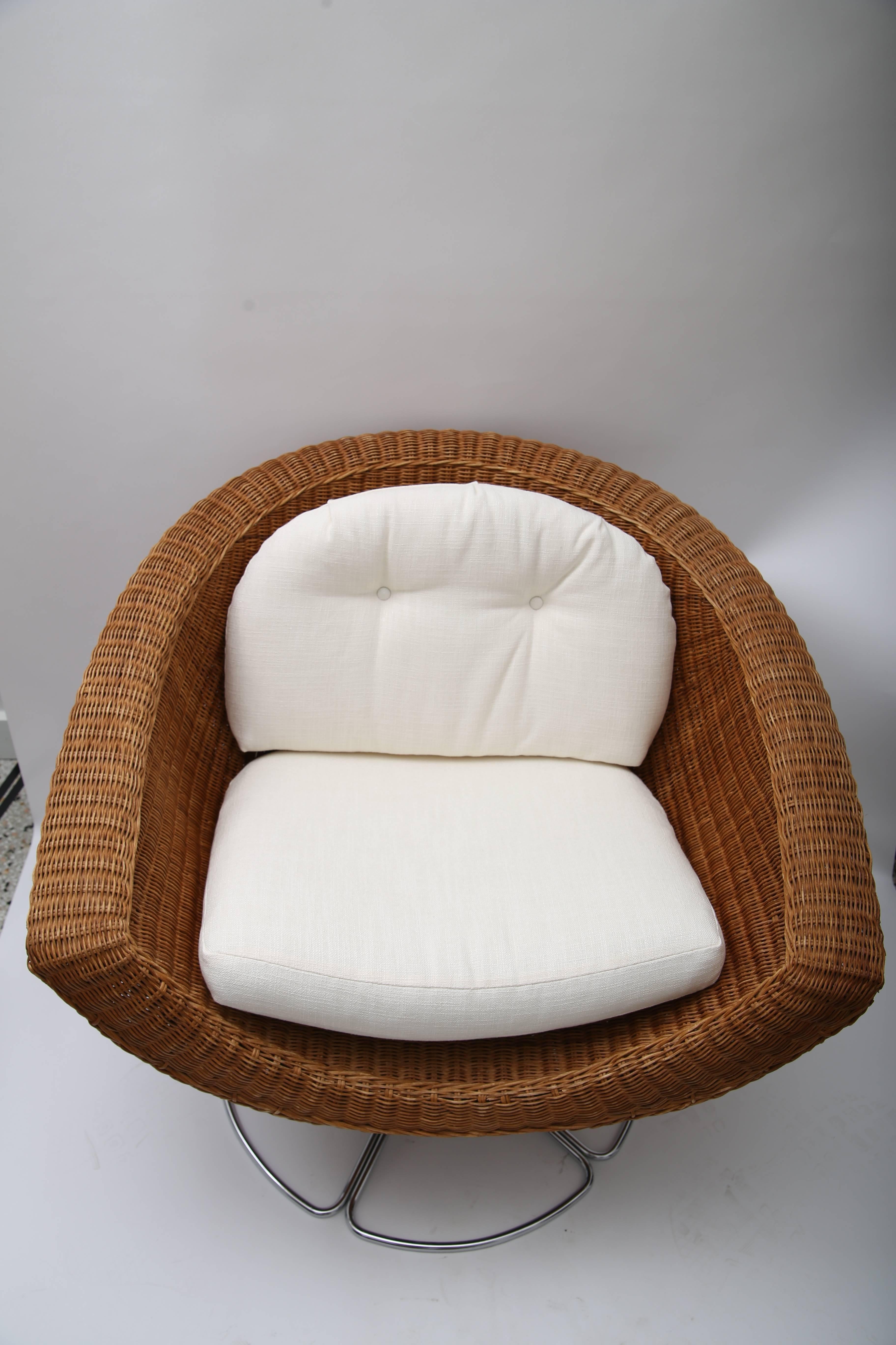 20th Century Pair of Bohemian Swivel Chairs in Woven Wicker and Polished Chrome