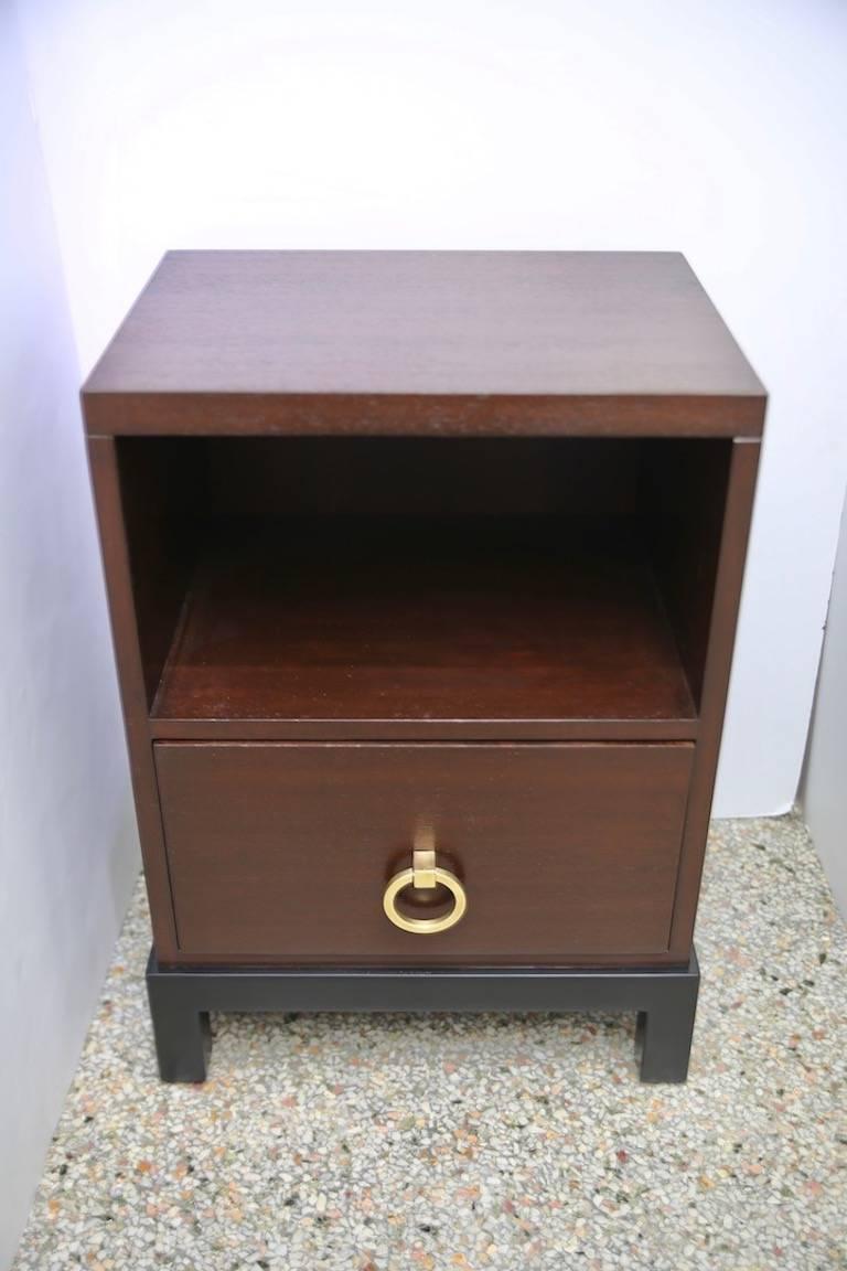 This stylish pair of mahogany bedside tables were designed by Tommi Parzinger for the Widdicomb Furniture company's 