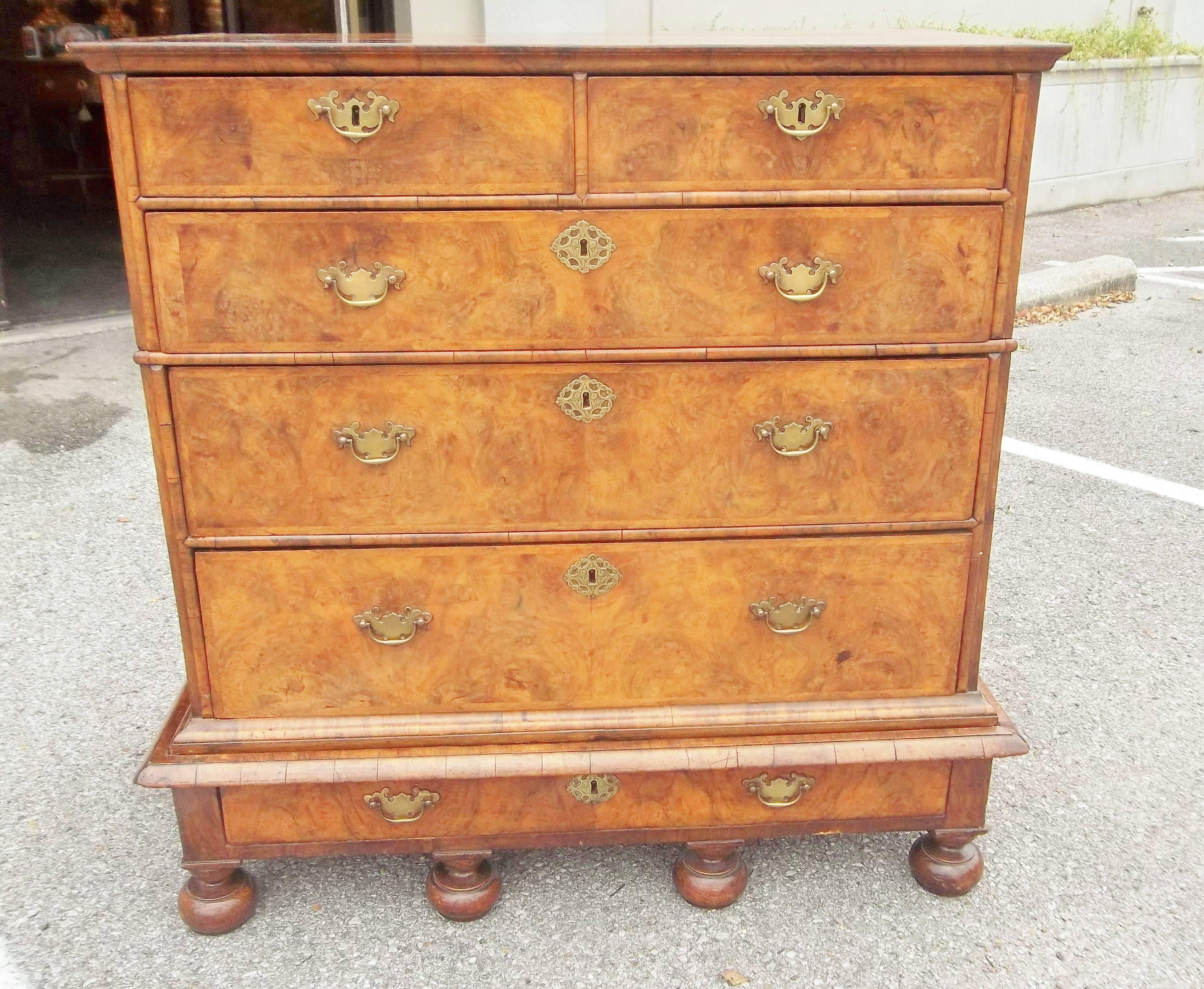 William and Mary Feather Banded Burl Walnut Chest on Stand, Late 17th Century 4