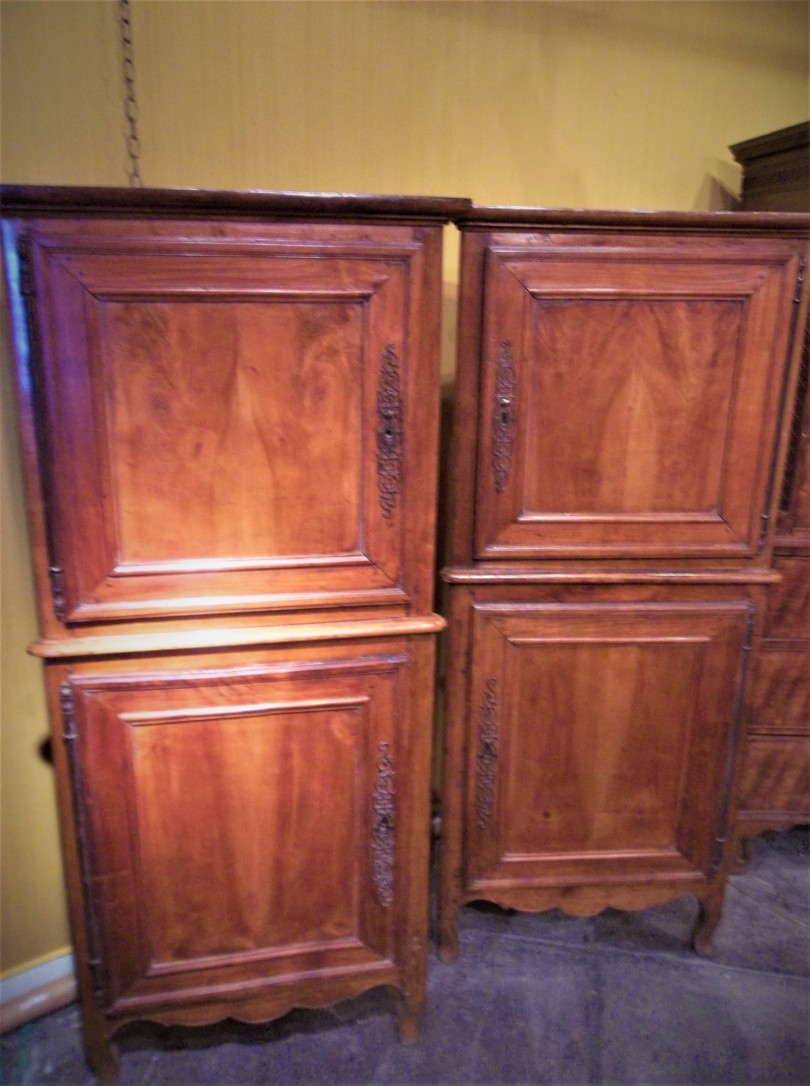 Pair of French Louis XV Provincial Walnut Petit Corner Cupboards or Cabinets im Zustand „Gut“ in Nashville, TN