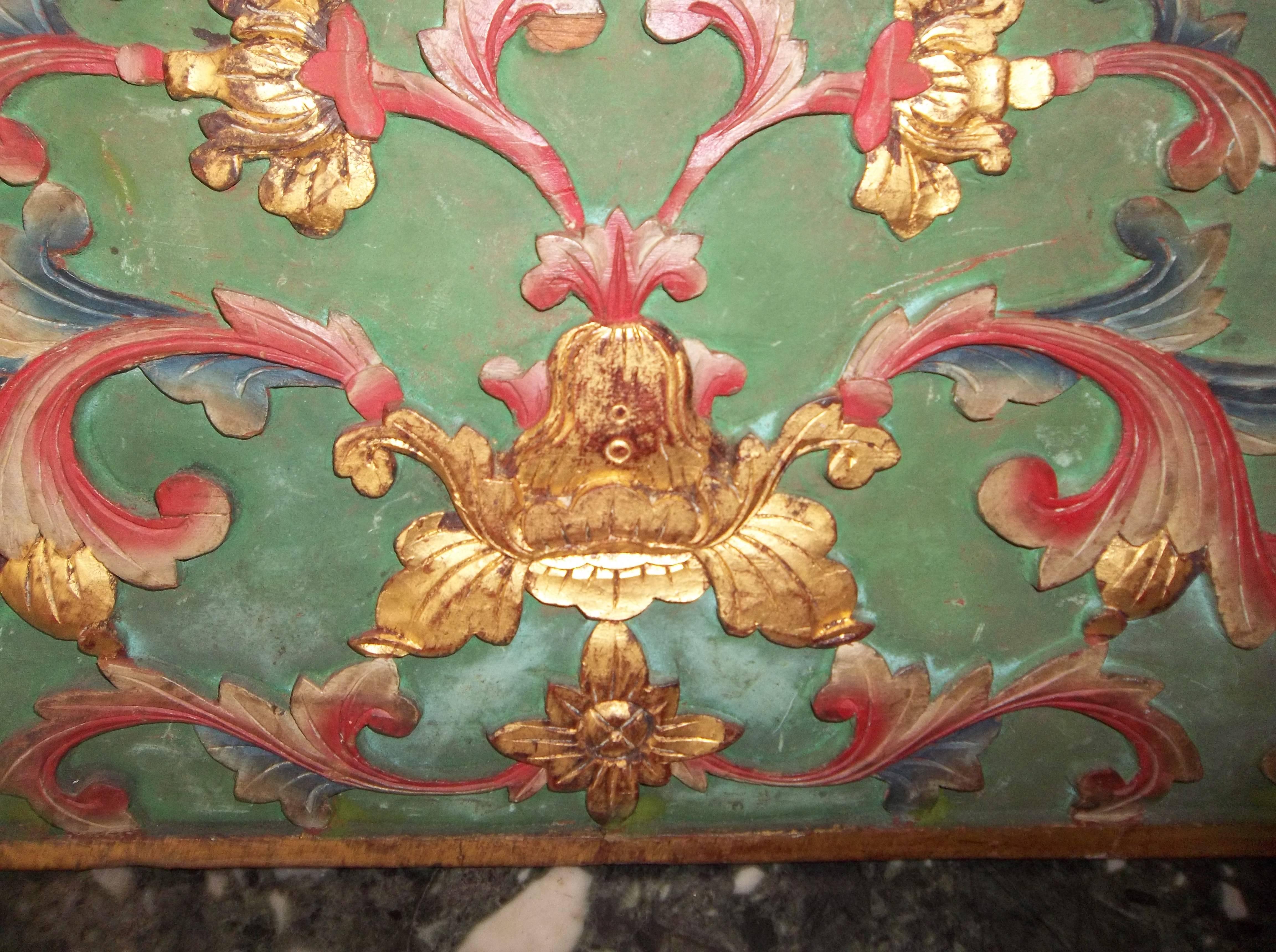 Rococo Crested Chinoiserie Painted and Giltwood Overdoor Panel Fragment In Good Condition In Nashville, TN