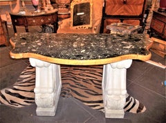 Console con piano in marmo in stile barocco con elementi antichi e posteriori
