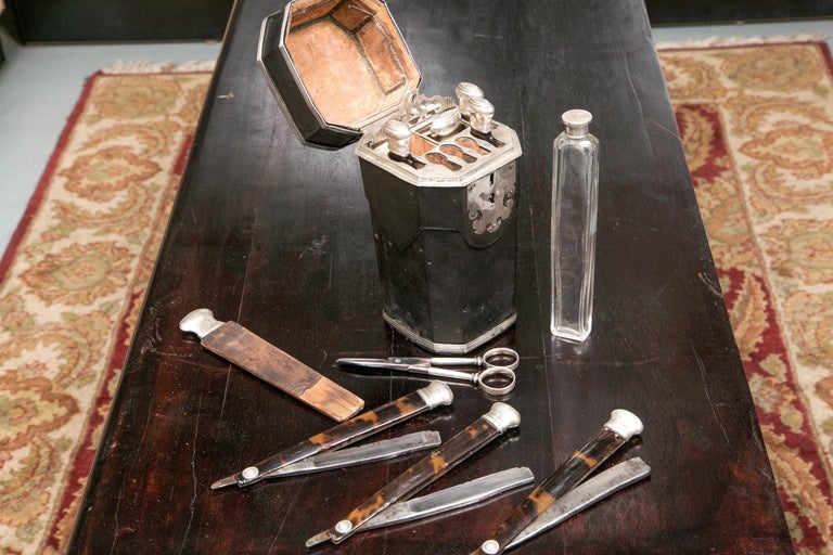 Antique English 1740 Gentleman's Etul S/S Razor Shaving Grooming Kit In Good Condition In Stamford, CT