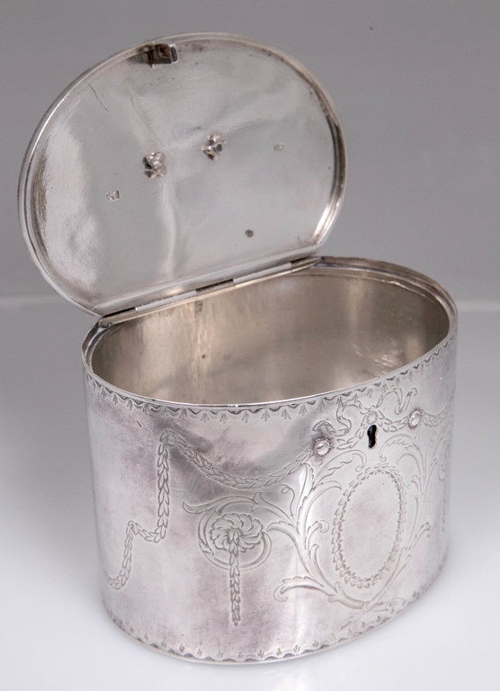 Grande-Bretagne (UK) Boîte à thé antique en argent sterling repoussé 1786 William Plummer London en vente